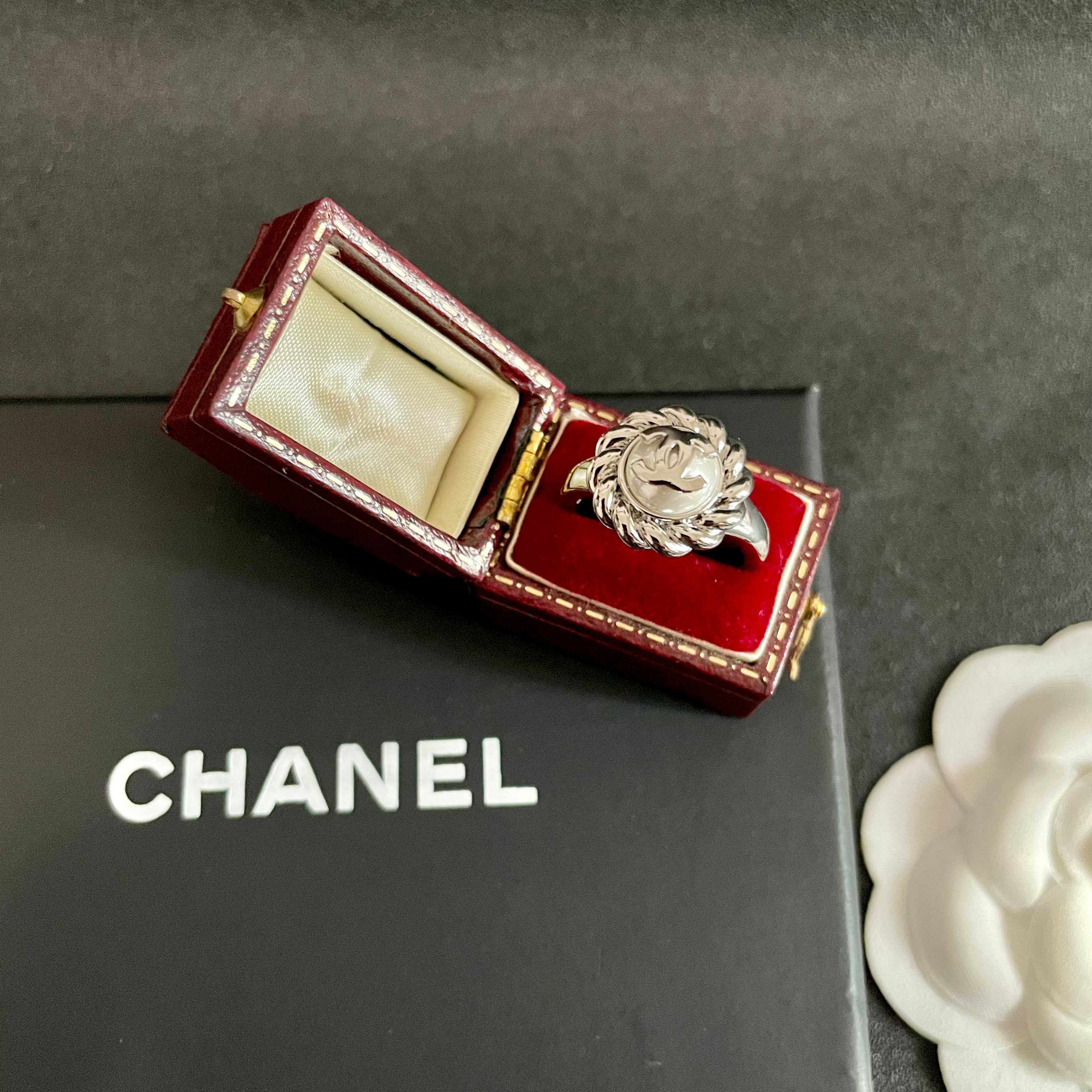 🌺小香风Chanel字母双C造型戒指！一戴就忍不住想夸的一款，简约的设计，超精致又显手白，简直爱了！又可