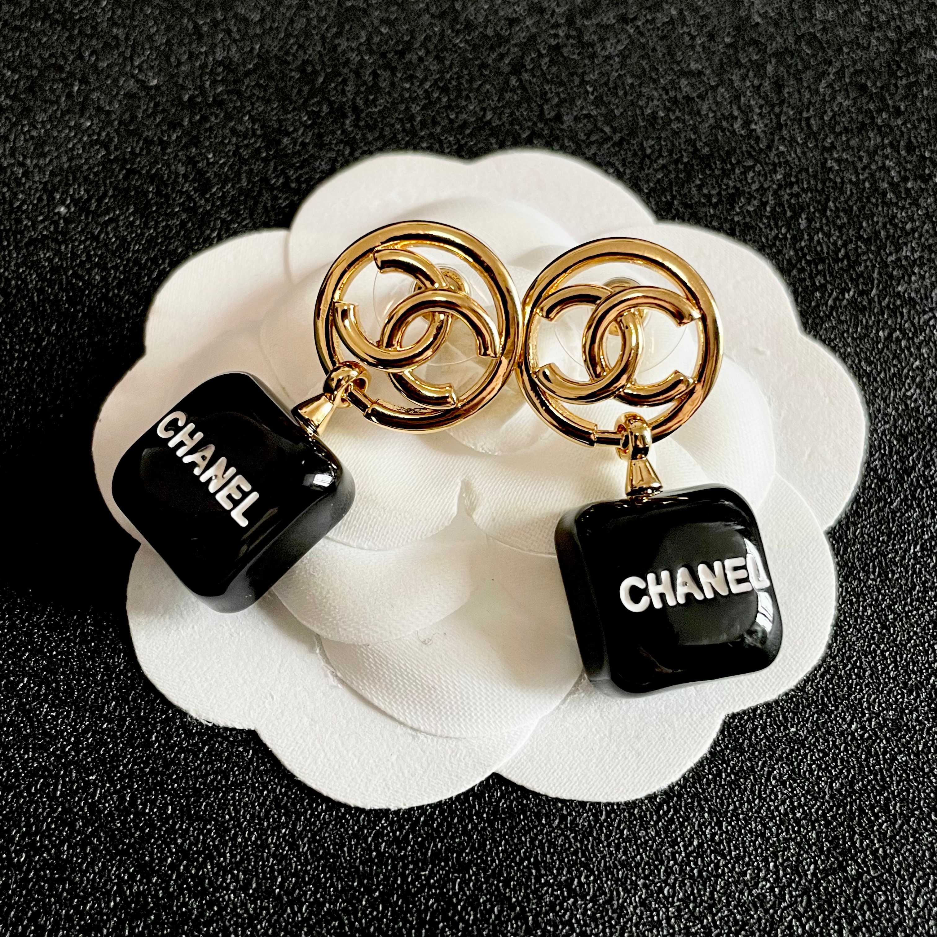 Chanel香奈儿 中古 耳钉👀小香家的款式真心无需多介绍😘🎶每一款都超好看，精致大方，非常显气质