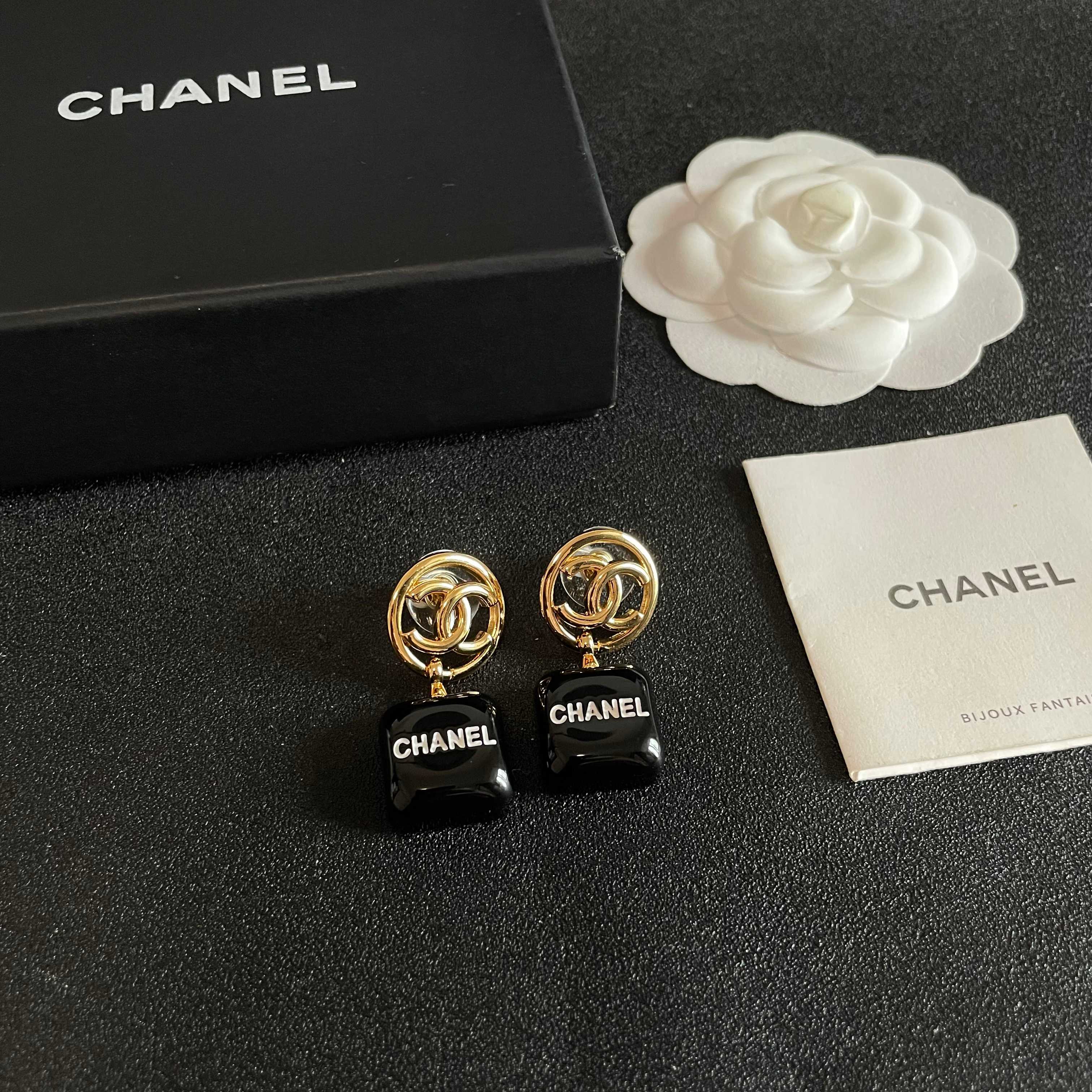 Chanel香奈儿 中古 耳钉👀小香家的款式真心无需多介绍😘🎶每一款都超好看，精致大方，非常显气质