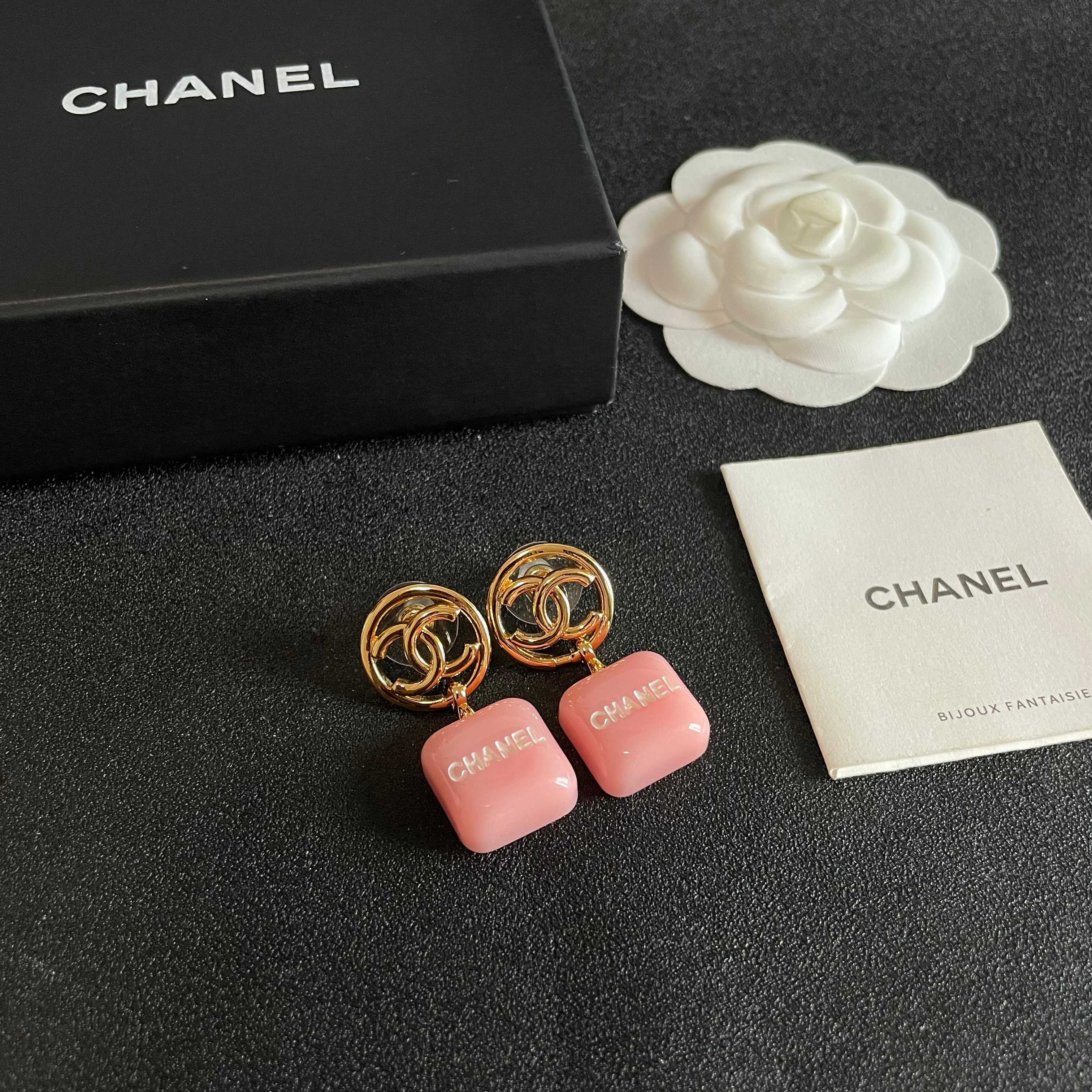 Chanel香奈儿 中古 耳钉👀小香家的款式真心无需多介绍😘🎶每一款都超好看，精致大方，非常显气质