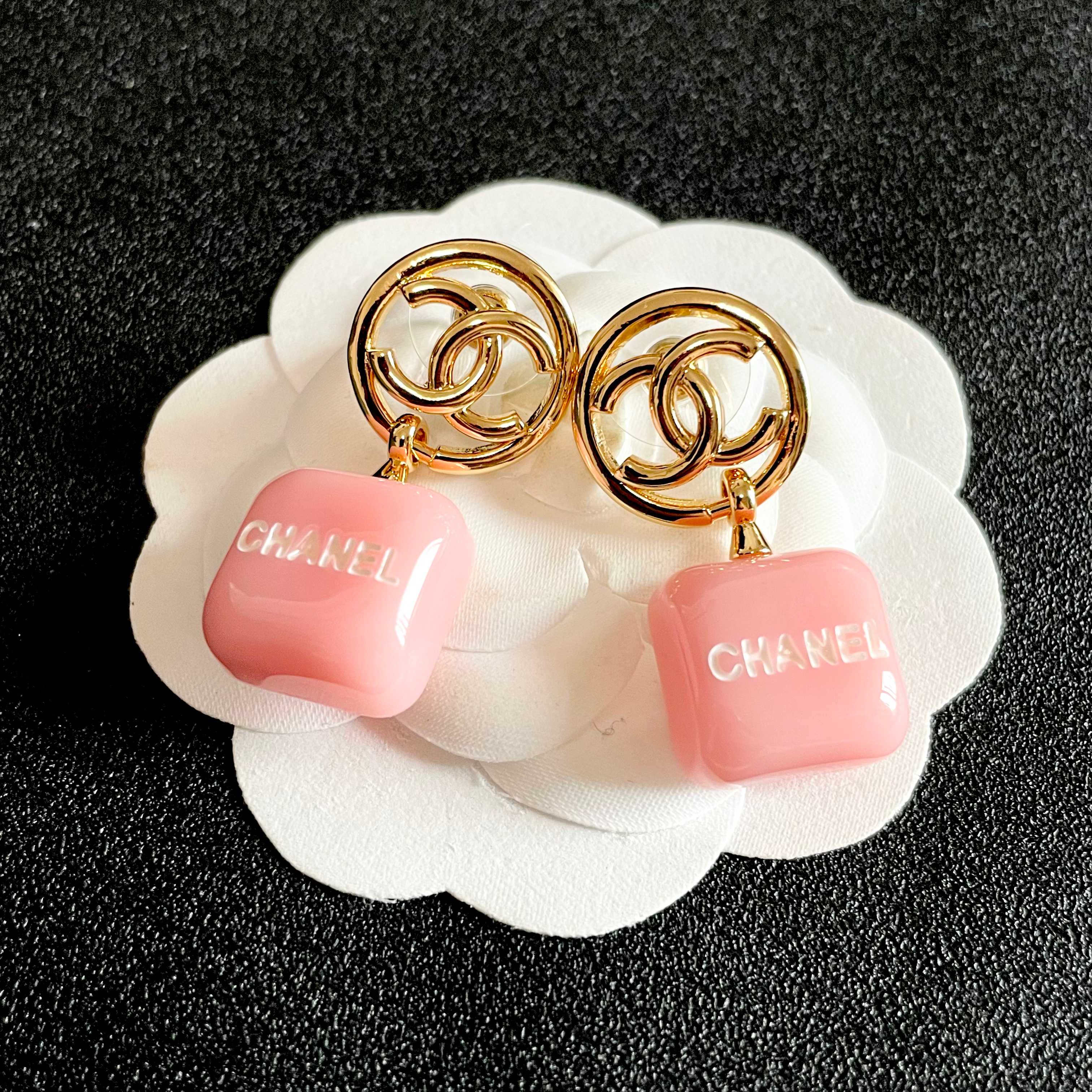 Chanel香奈儿 中古 耳钉👀小香家的款式真心无需多介绍😘🎶每一款都超好看，精致大方，非常显气质