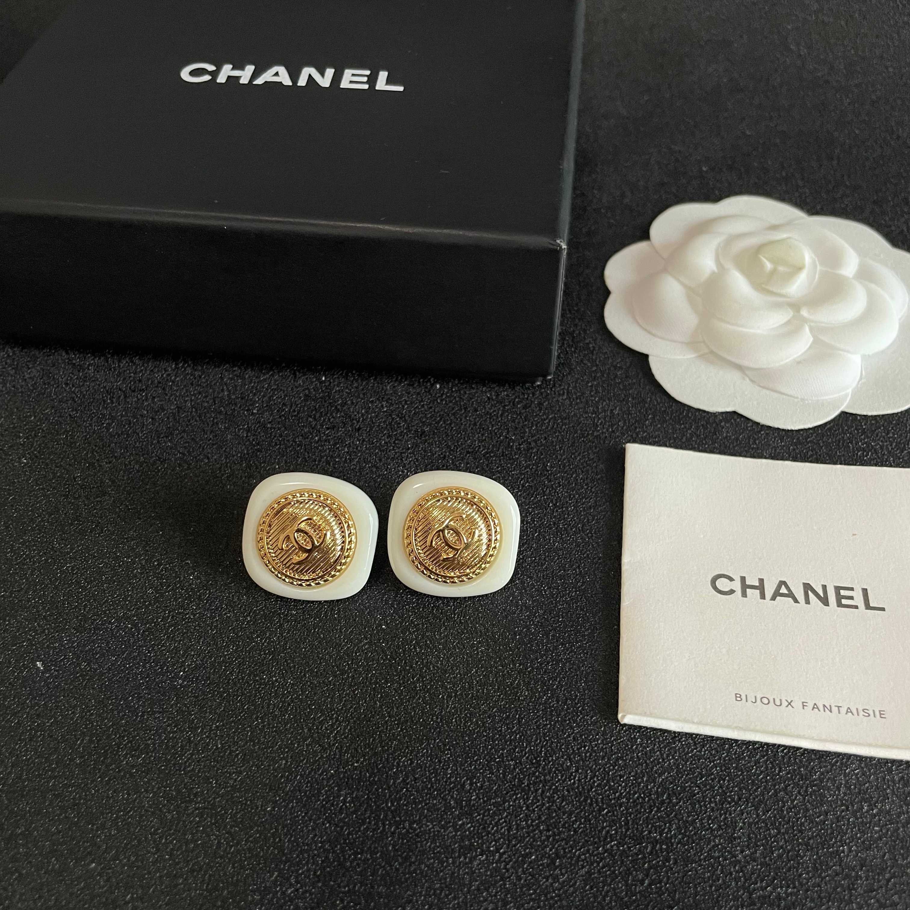Chanel香奈儿 中古 耳钉👀小香家的款式真心无需多介绍😘🎶每一款都超好看，精致大方，非常显气质