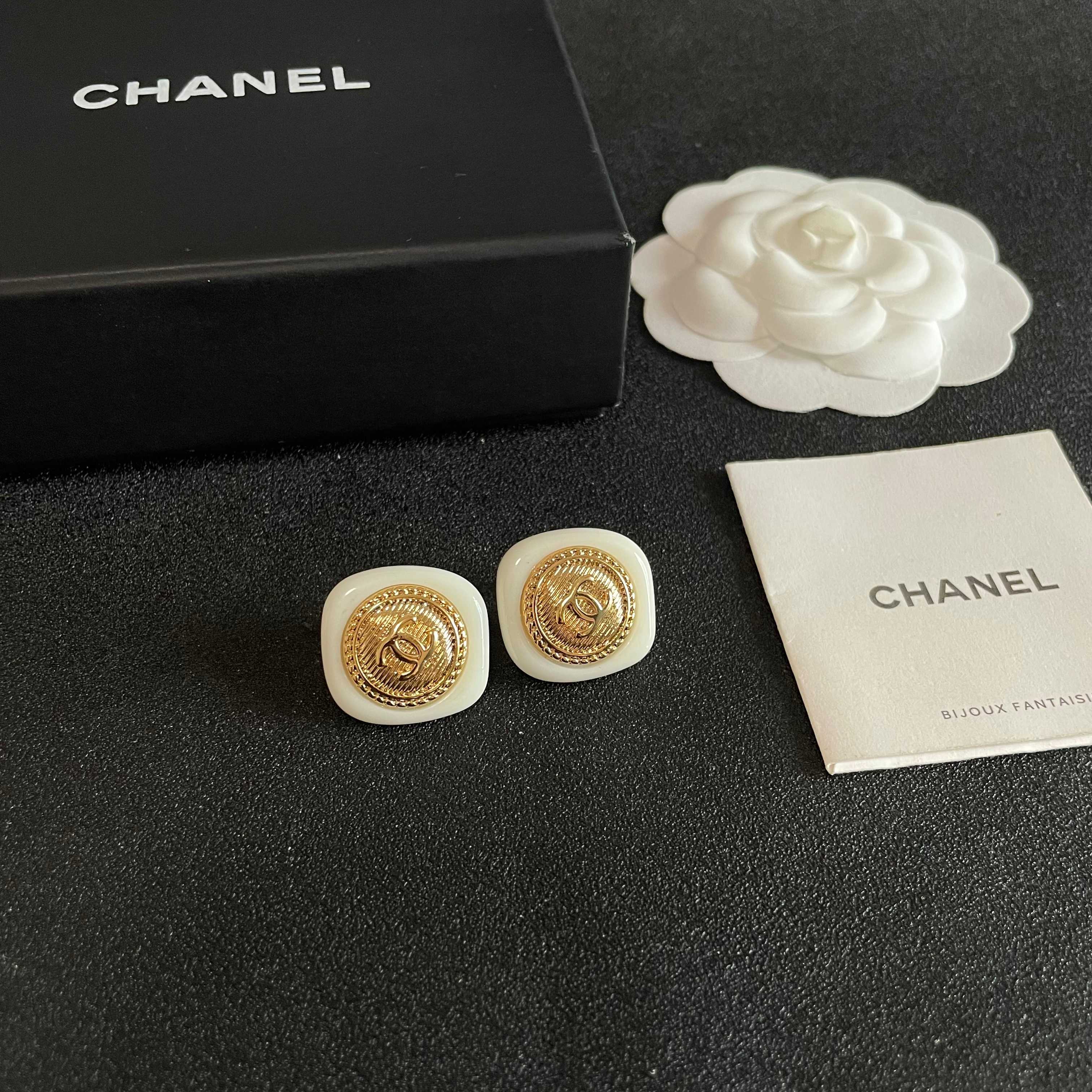 Chanel香奈儿 中古 耳钉👀小香家的款式真心无需多介绍😘🎶每一款都超好看，精致大方，非常显气质
