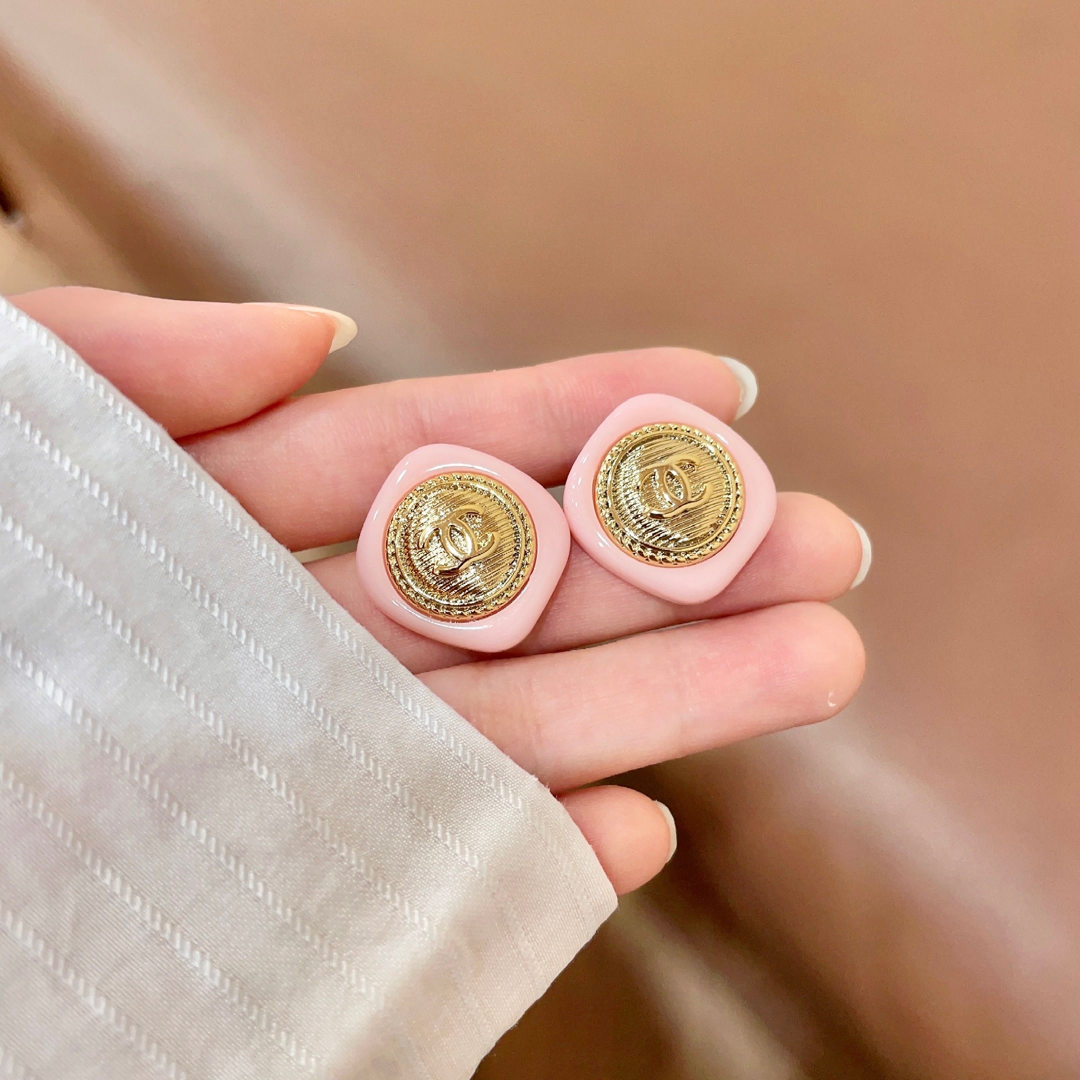 Chanel香奈儿 中古 耳钉👀小香家的款式真心无需多介绍😘🎶每一款都超好看，精致大方，非常显气质