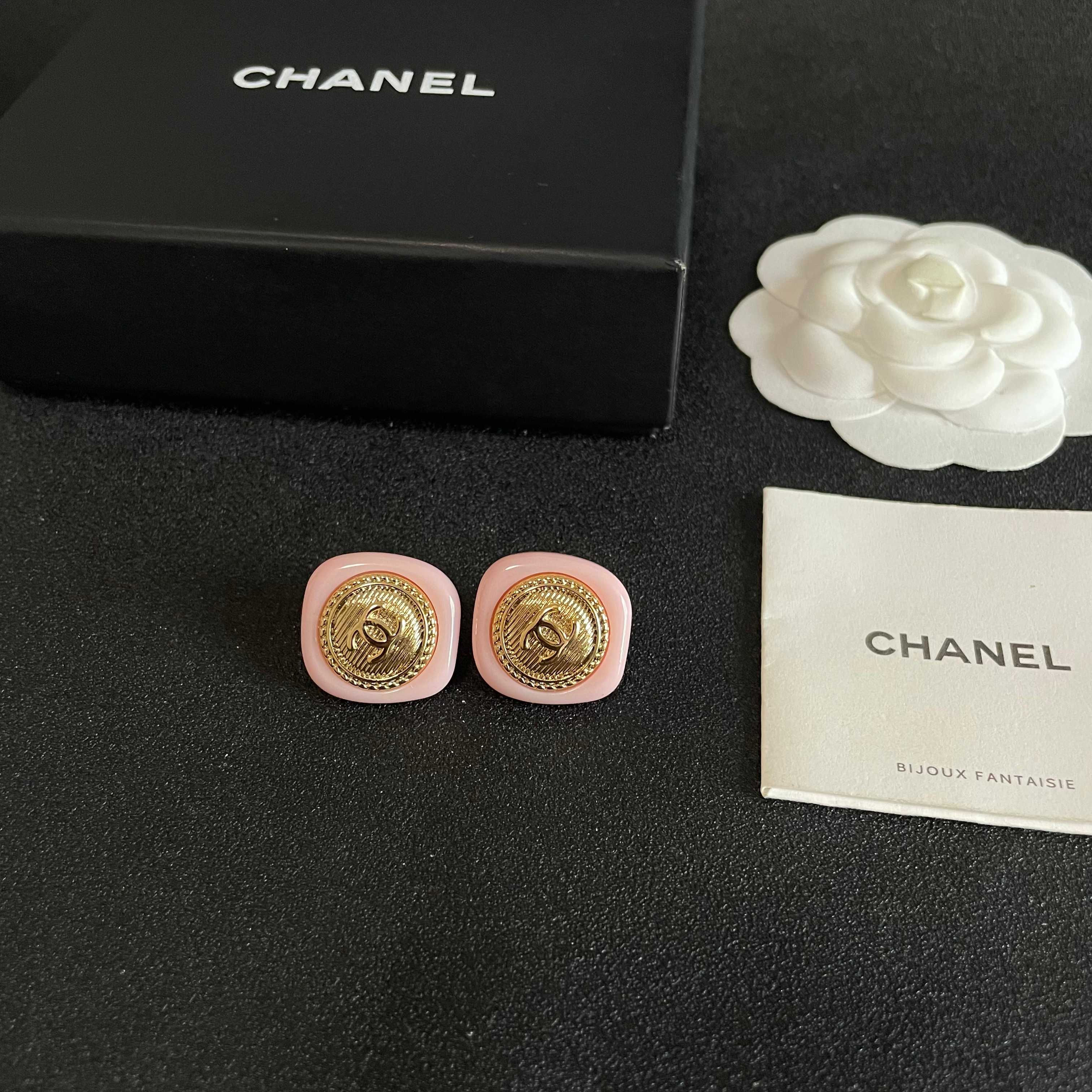 Chanel香奈儿 中古 耳钉👀小香家的款式真心无需多介绍😘🎶每一款都超好看，精致大方，非常显气质