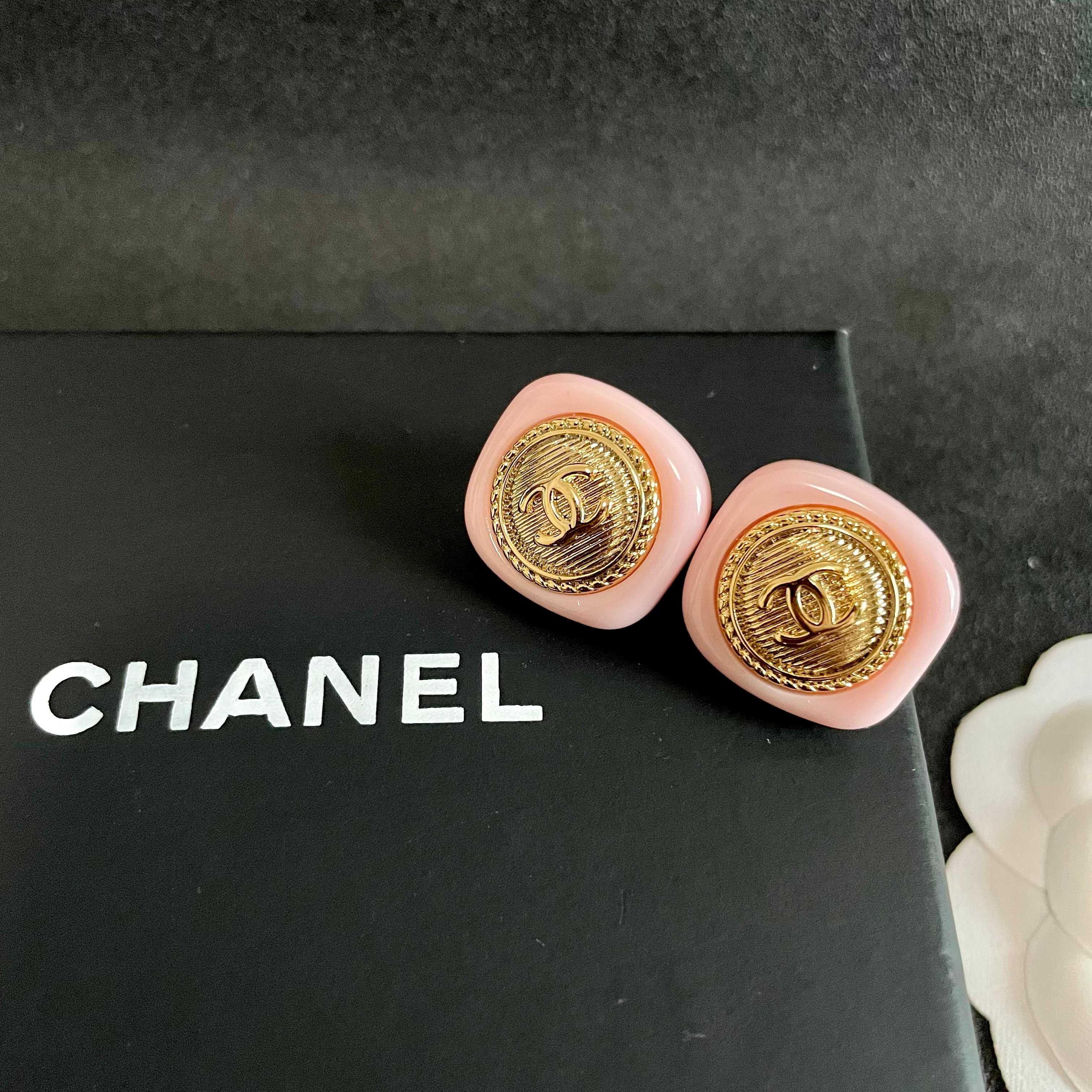 Chanel香奈儿 中古 耳钉👀小香家的款式真心无需多介绍😘🎶每一款都超好看，精致大方，非常显气质