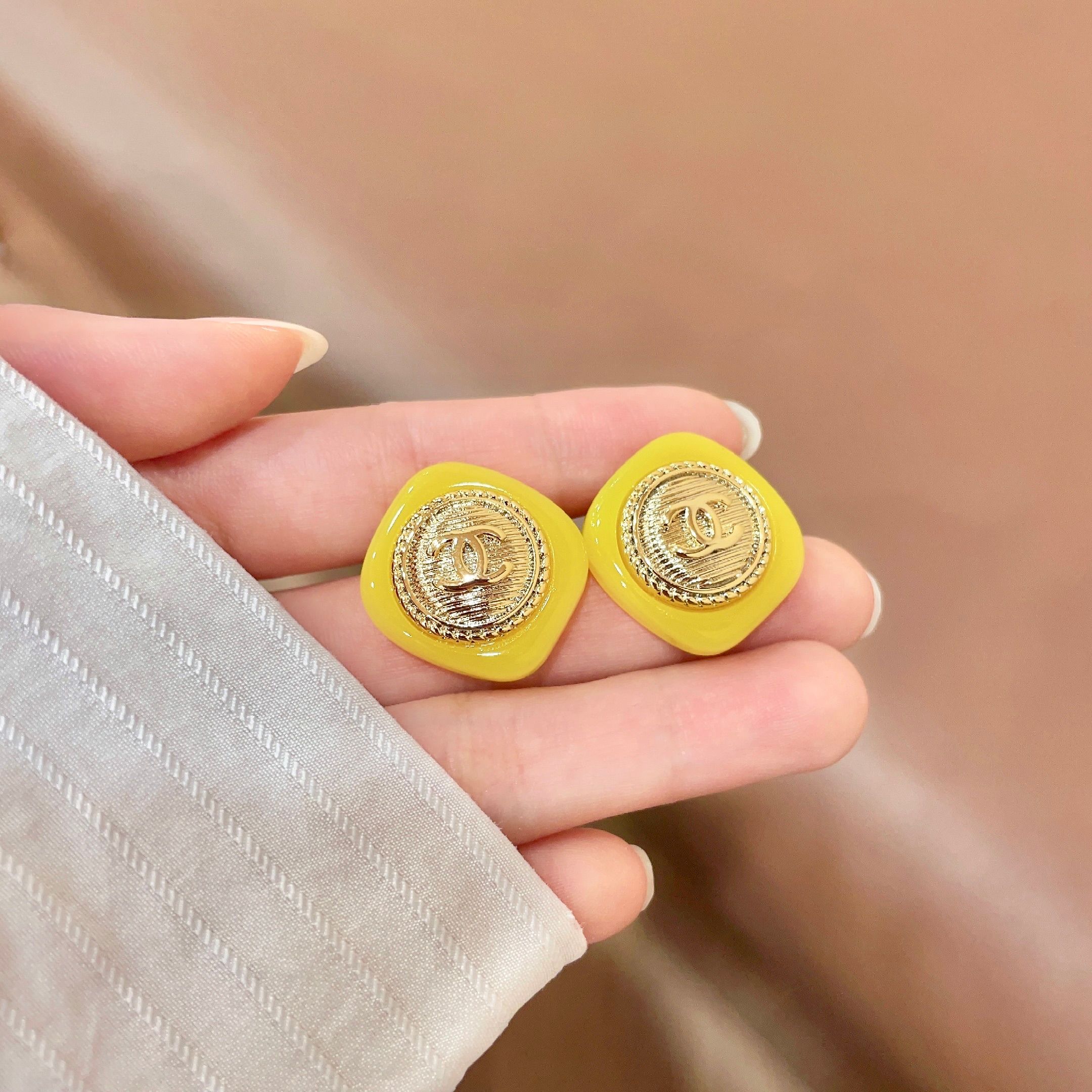 Chanel香奈儿 中古 耳钉👀小香家的款式真心无需多介绍😘🎶每一款都超好看，精致大方，非常显气质