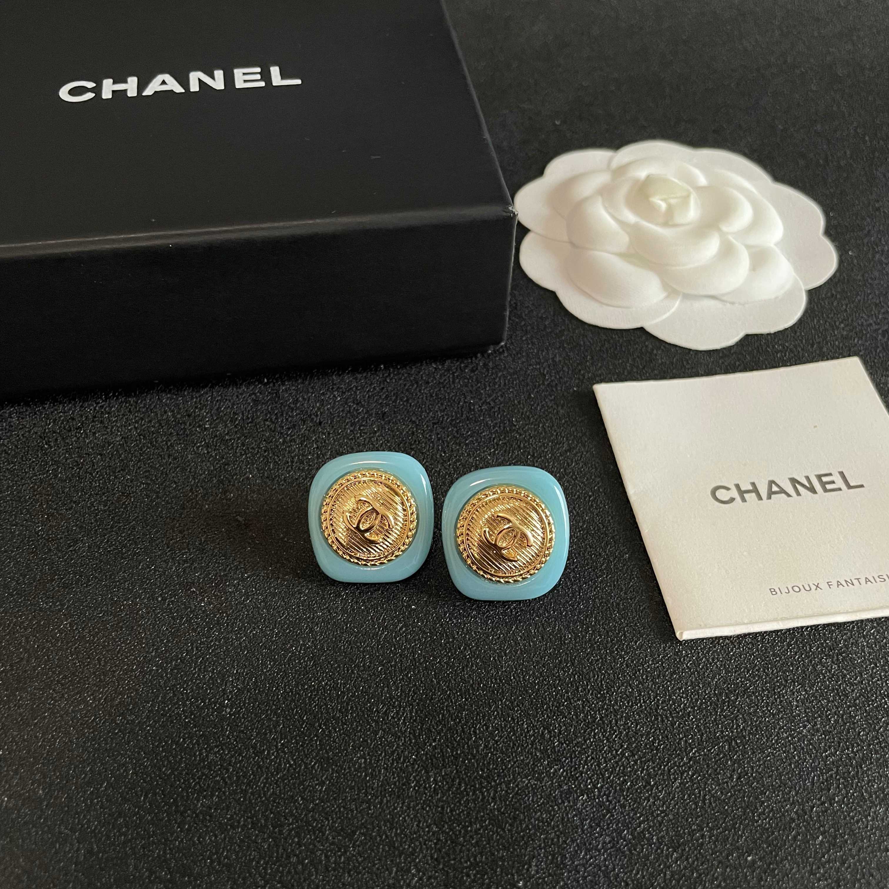 Chanel香奈儿 中古 耳钉👀小香家的款式真心无需多介绍😘🎶每一款都超好看，精致大方，非常显气质