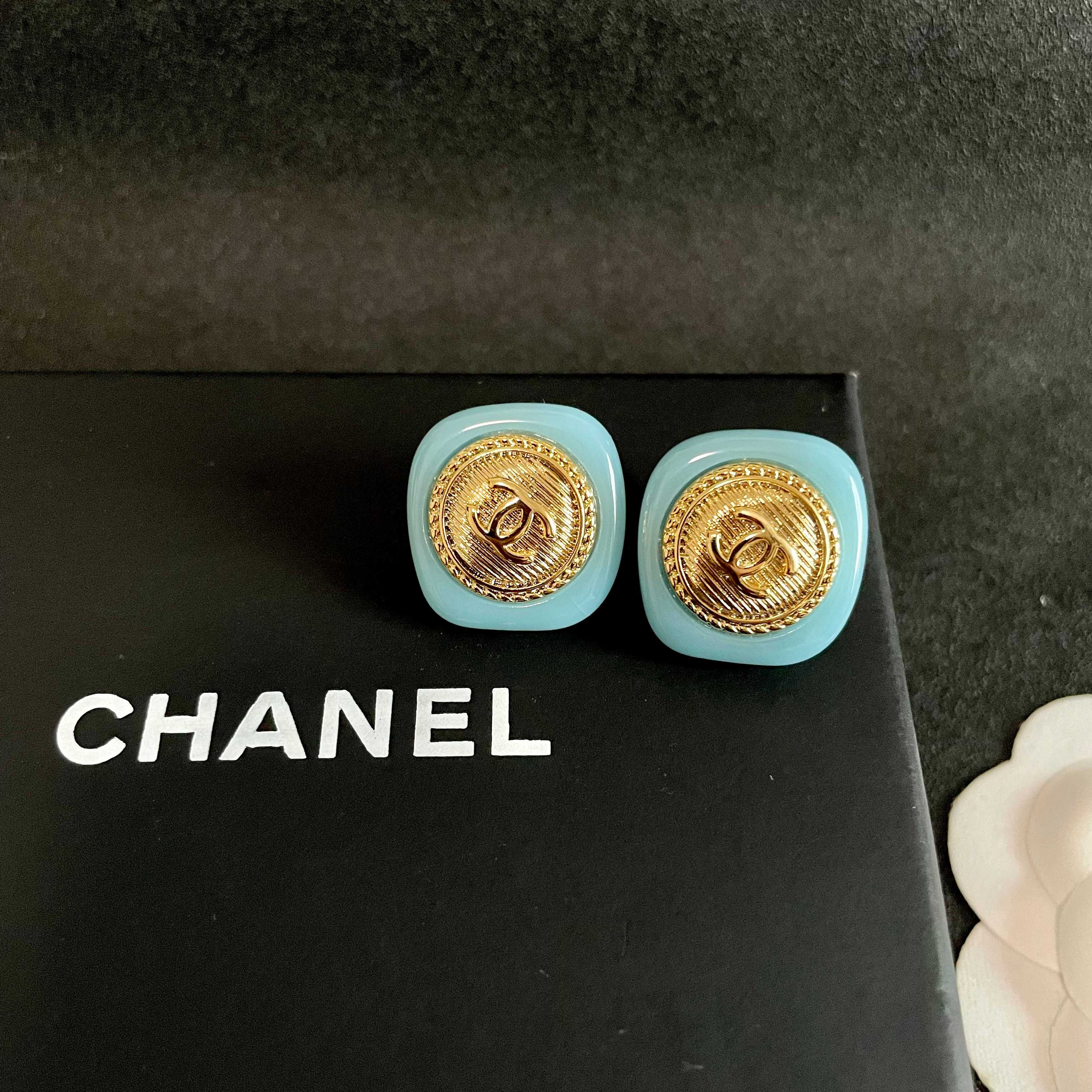 Chanel香奈儿 中古 耳钉👀小香家的款式真心无需多介绍😘🎶每一款都超好看，精致大方，非常显气质