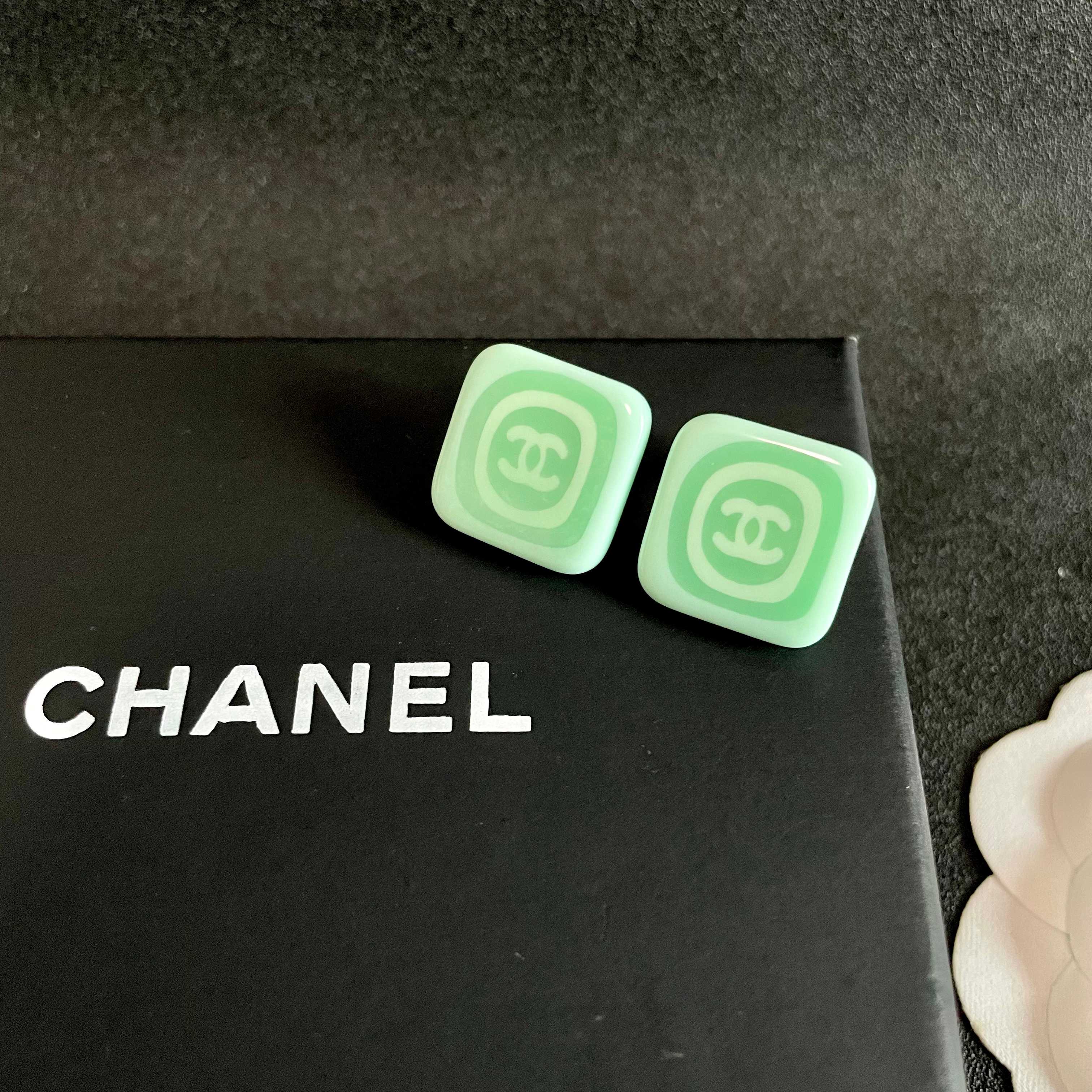 Chanel香奈儿 中古 耳钉👀小香家的款式真心无需多介绍😘🎶每一款都超好看，精致大方，非常显气质