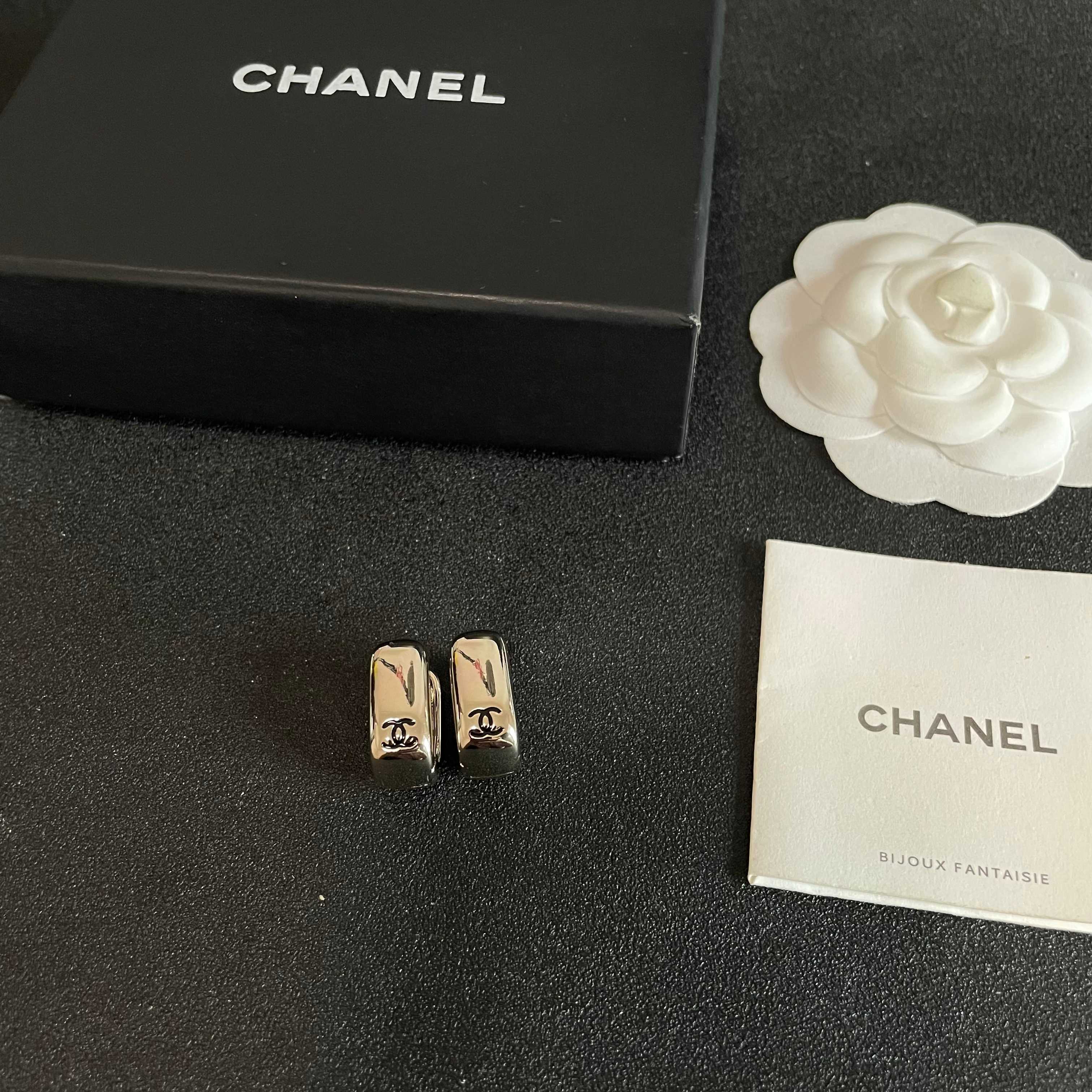 Chanel香奈儿 中古 耳钉👀小香家的款式真心无需多介绍😘🎶每一款都超好看，精致大方，非常显气质