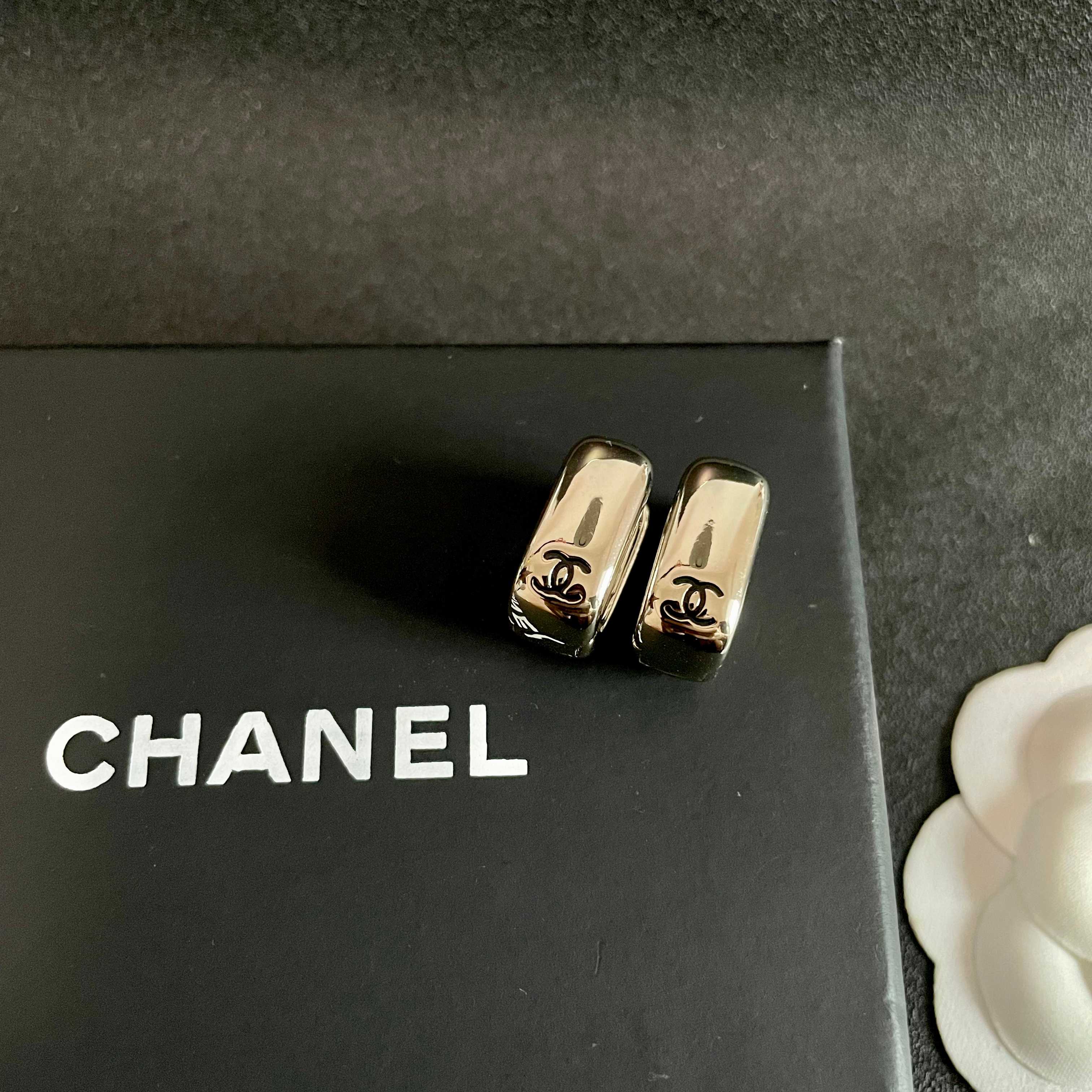 Chanel香奈儿 中古 耳钉👀小香家的款式真心无需多介绍😘🎶每一款都超好看，精致大方，非常显气质