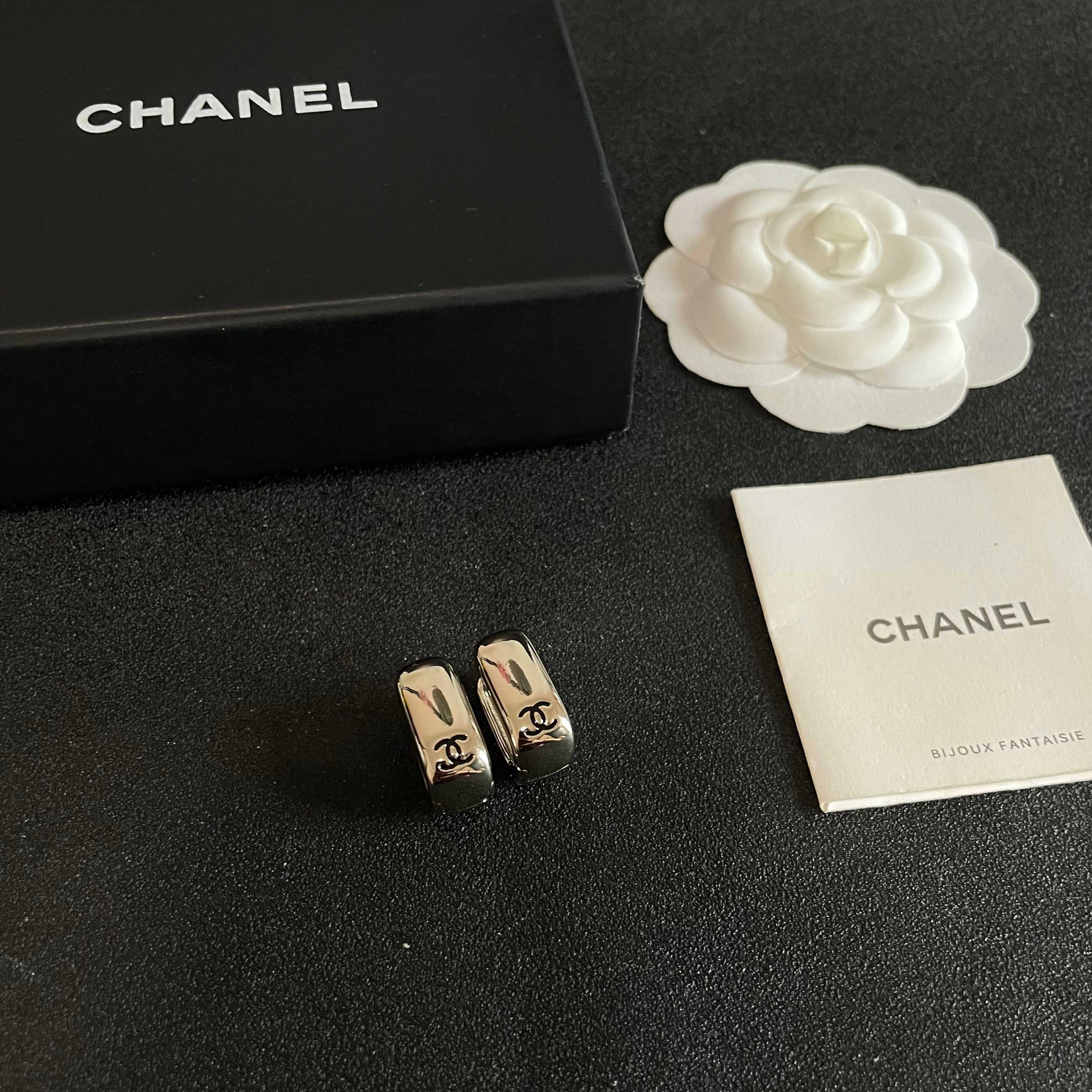 Chanel香奈儿 中古 耳钉👀小香家的款式真心无需多介绍😘🎶每一款都超好看，精致大方，非常显气质