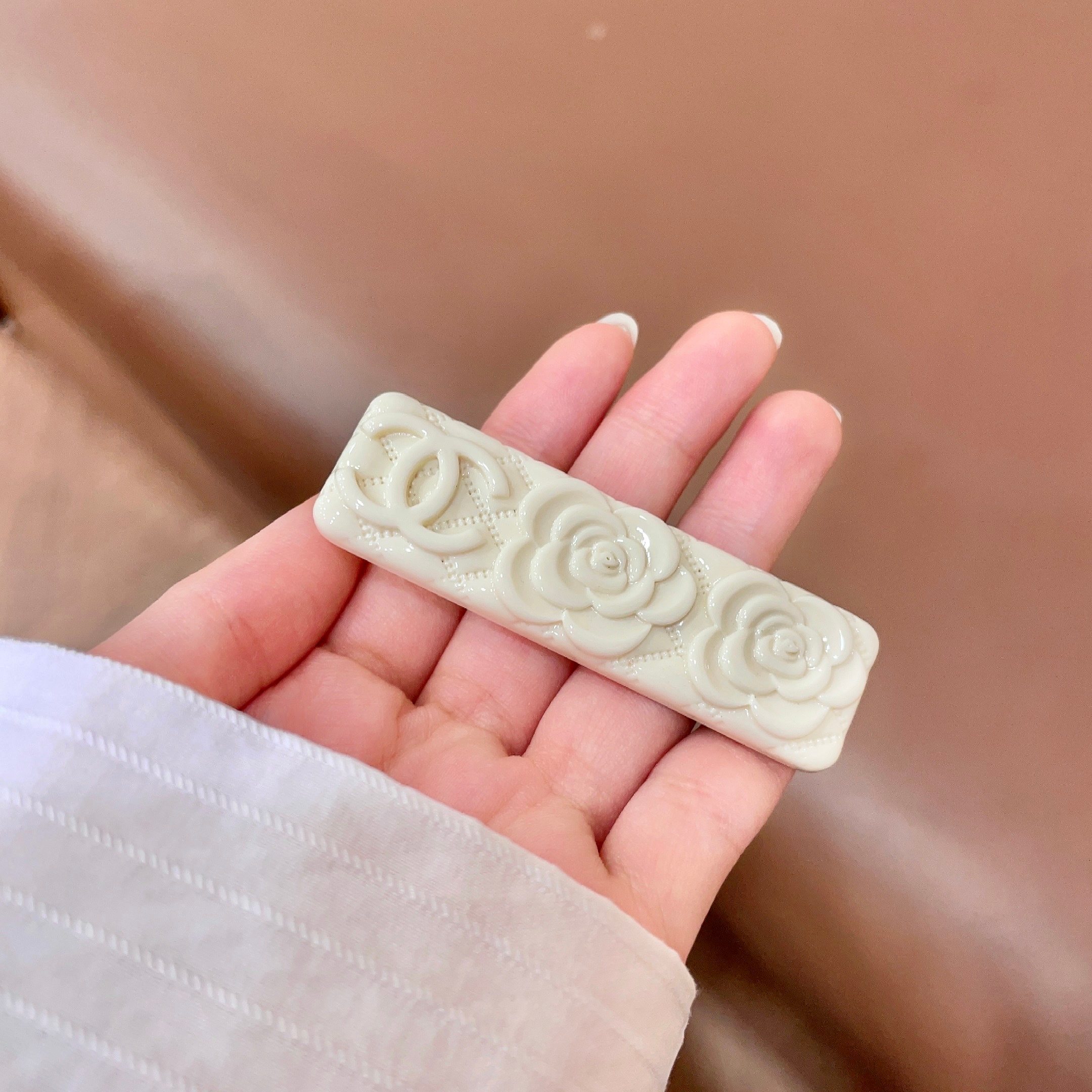 Chanel香奈儿】小香山茶花🌸经典发夹热销款火爆上新❣同步专柜‼正品开模‼款式简单大方💋小巧别致💖超级