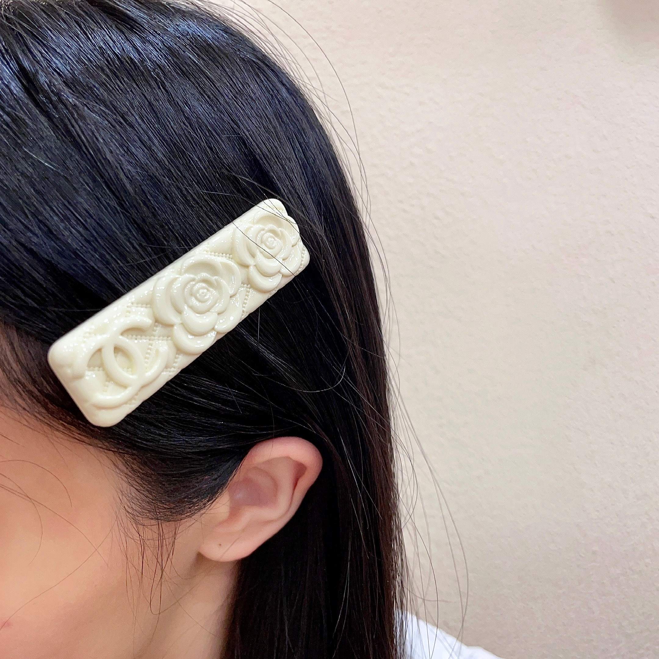 Chanel香奈儿】小香山茶花🌸经典发夹热销款火爆上新❣同步专柜‼正品开模‼款式简单大方💋小巧别致💖超级