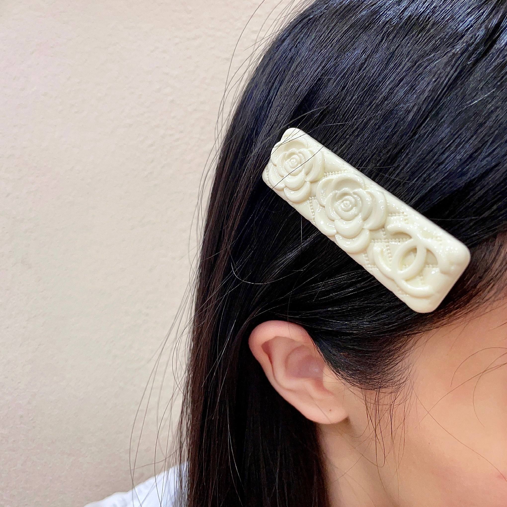 Chanel香奈儿】小香山茶花🌸经典发夹热销款火爆上新❣同步专柜‼正品开模‼款式简单大方💋小巧别致💖超级