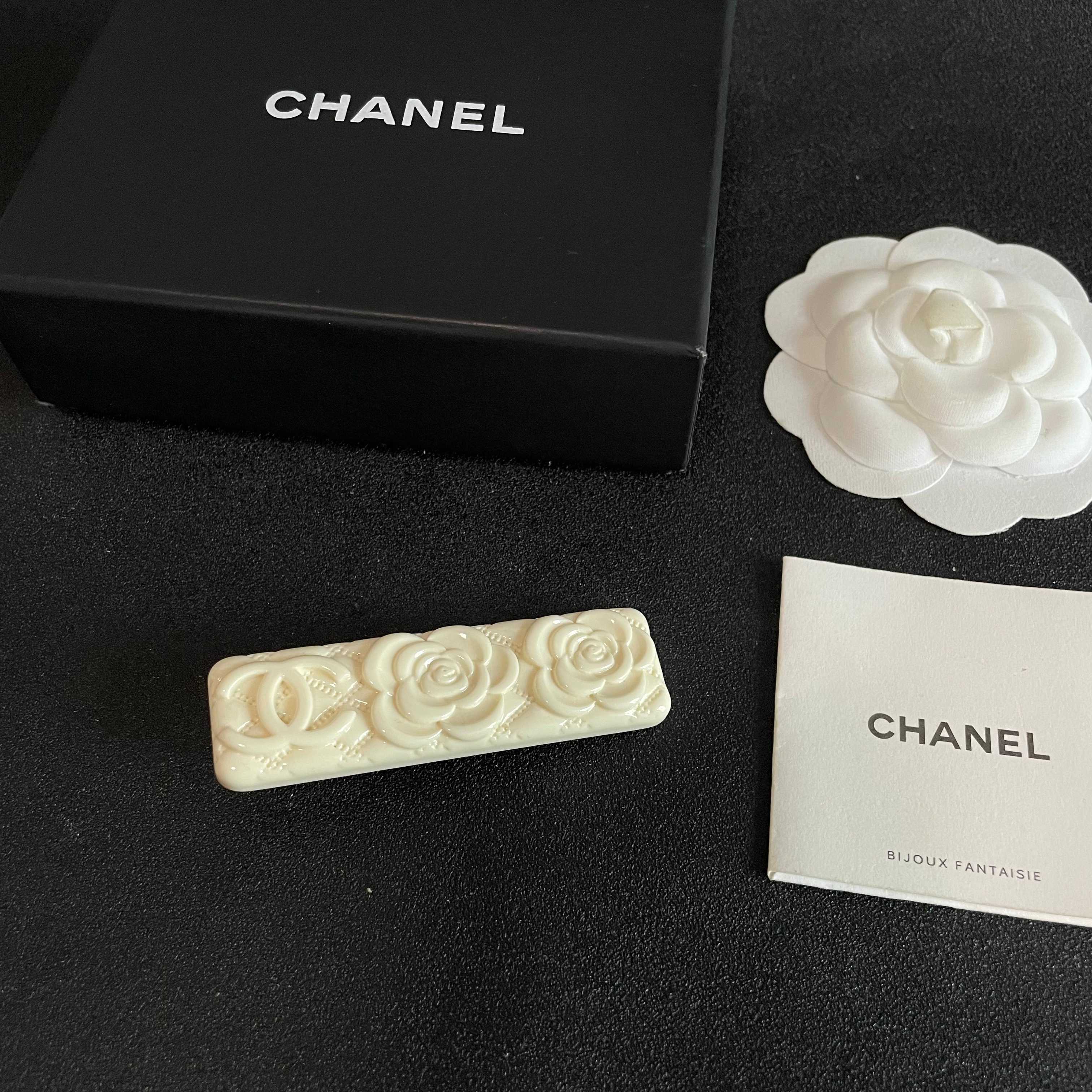 Chanel香奈儿】小香山茶花🌸经典发夹热销款火爆上新❣同步专柜‼正品开模‼款式简单大方💋小巧别致💖超级