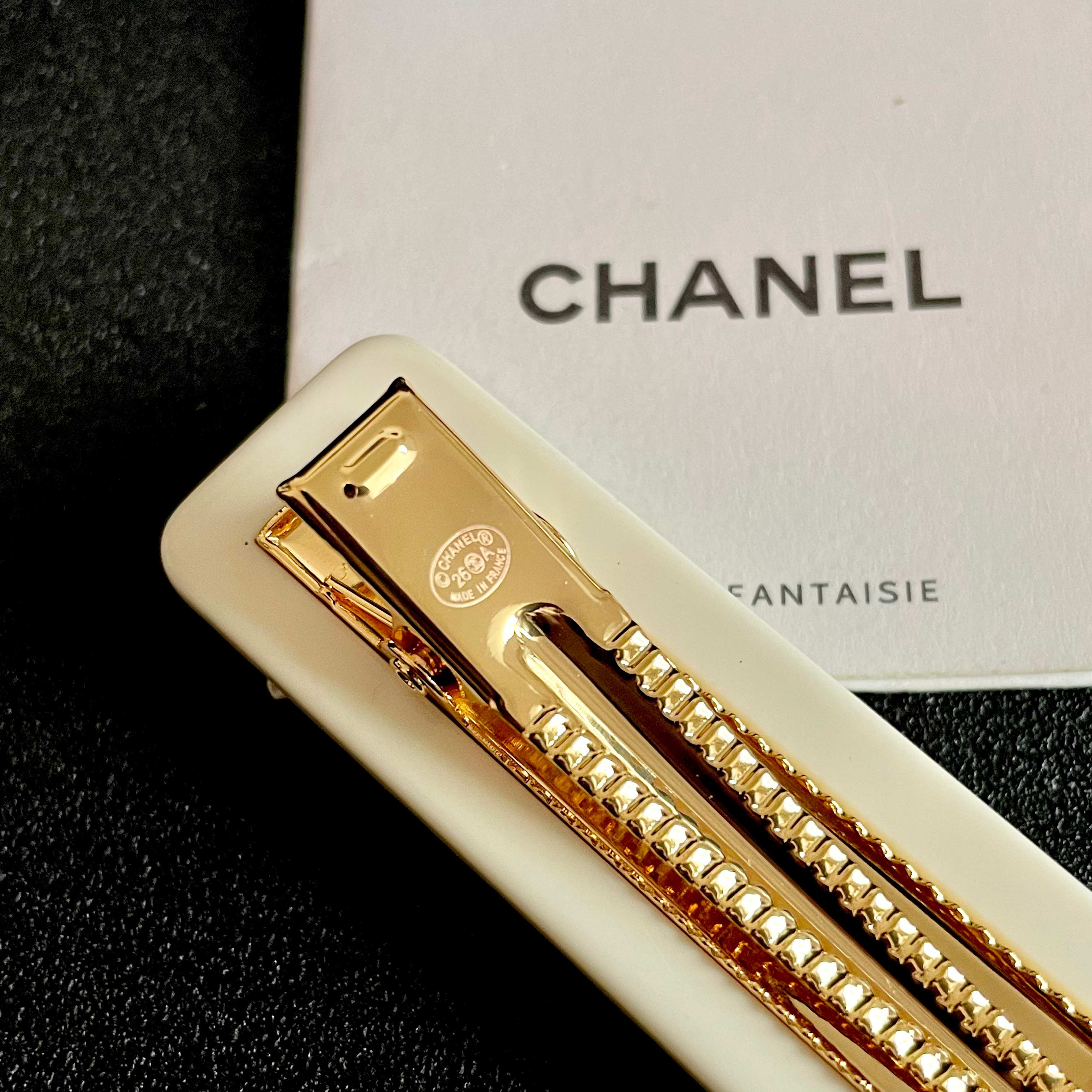 Chanel香奈儿】小香山茶花🌸经典发夹热销款火爆上新❣同步专柜‼正品开模‼款式简单大方💋小巧别致💖超级