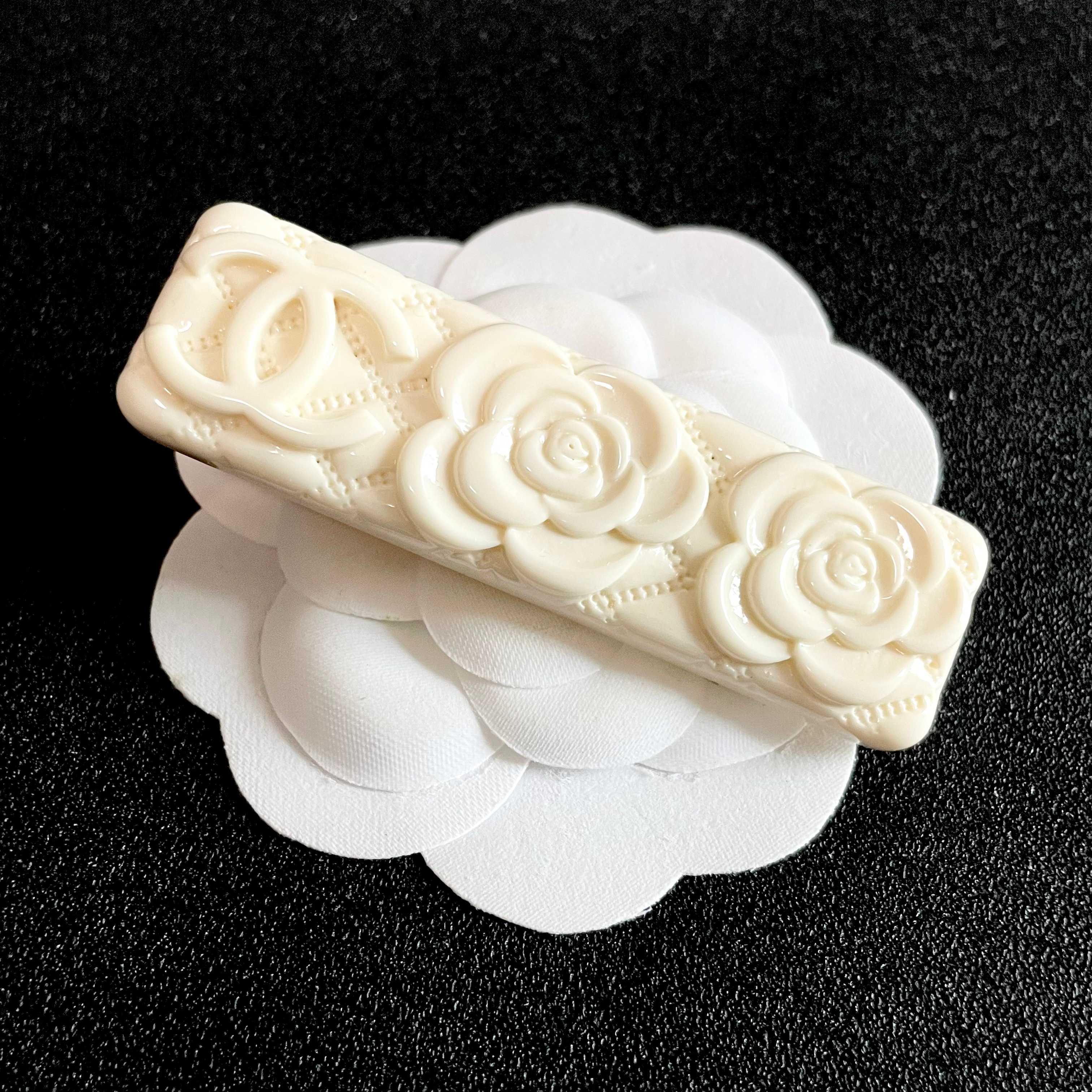Chanel香奈儿】小香山茶花🌸经典发夹热销款火爆上新❣同步专柜‼正品开模‼款式简单大方💋小巧别致💖超级