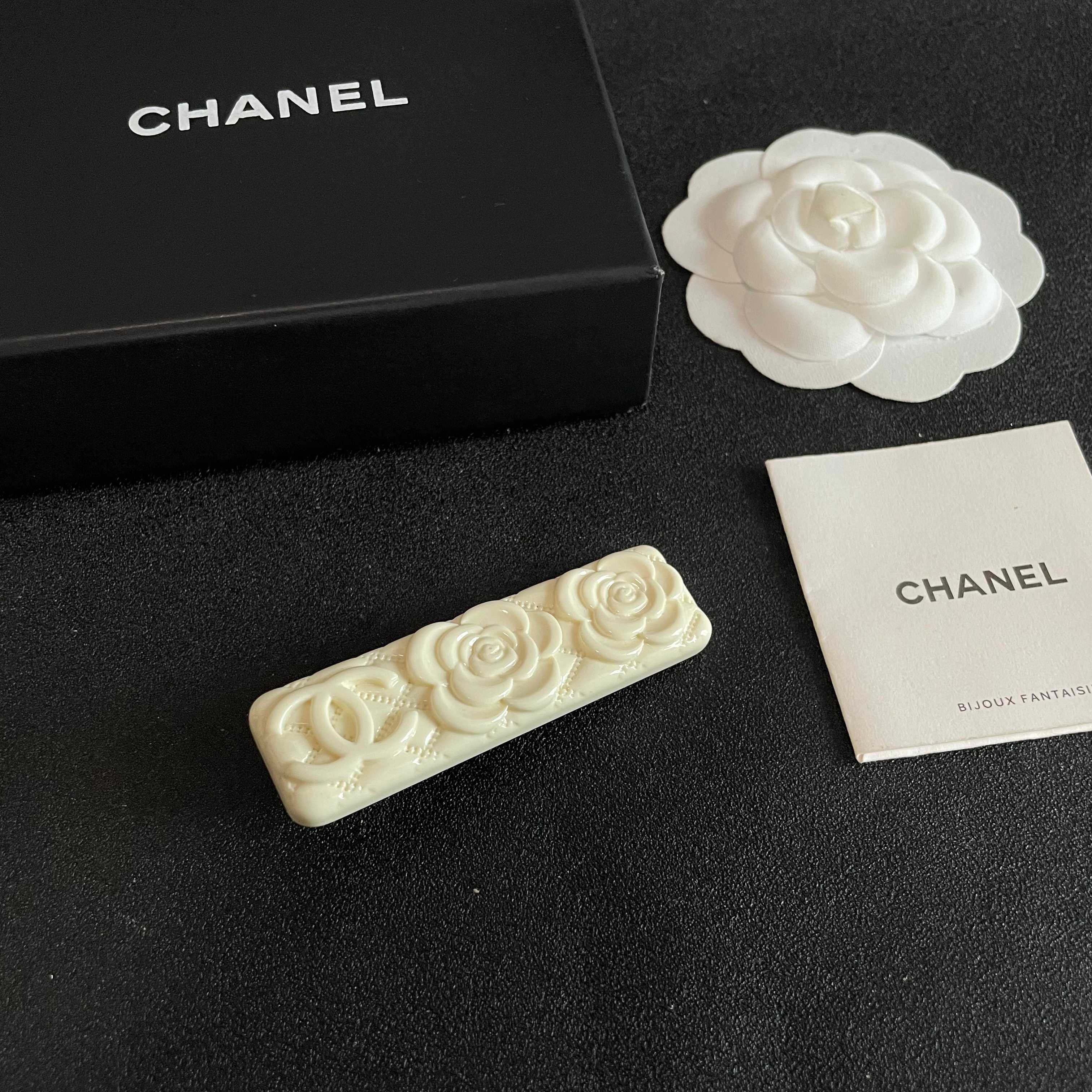 Chanel香奈儿】小香山茶花🌸经典发夹热销款火爆上新❣同步专柜‼正品开模‼款式简单大方💋小巧别致💖超级