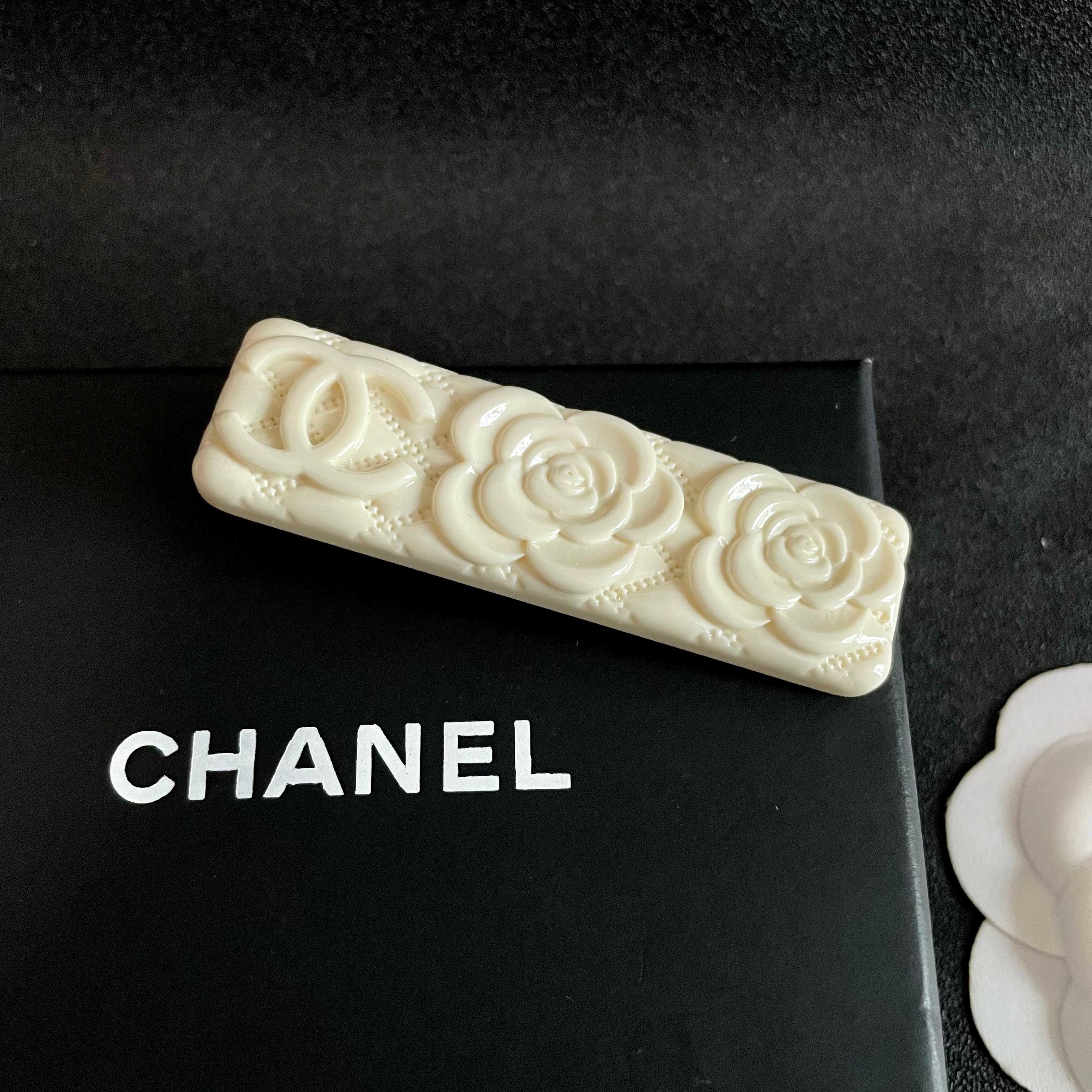 Chanel香奈儿】小香山茶花🌸经典发夹热销款火爆上新❣同步专柜‼正品开模‼款式简单大方💋小巧别致💖超级