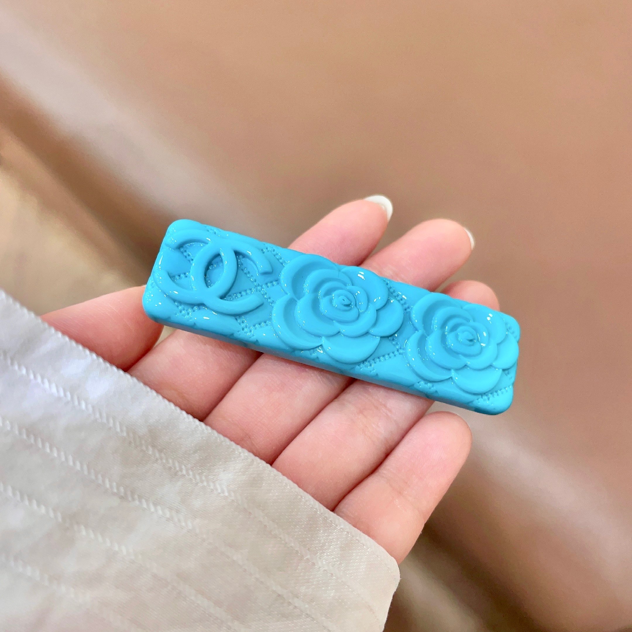 Chanel香奈儿】小香山茶花🌸经典发夹热销款火爆上新❣同步专柜‼正品开模‼款式简单大方💋小巧别致💖超级