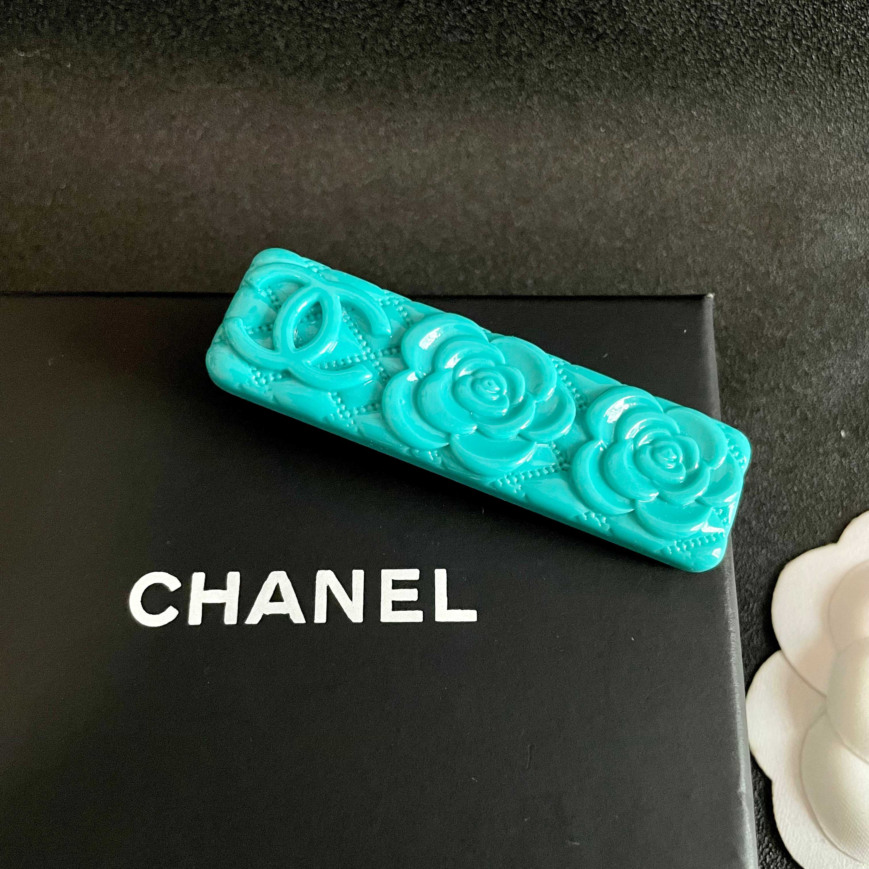 Chanel香奈儿】小香山茶花🌸经典发夹热销款火爆上新❣同步专柜‼正品开模‼款式简单大方💋小巧别致💖超级