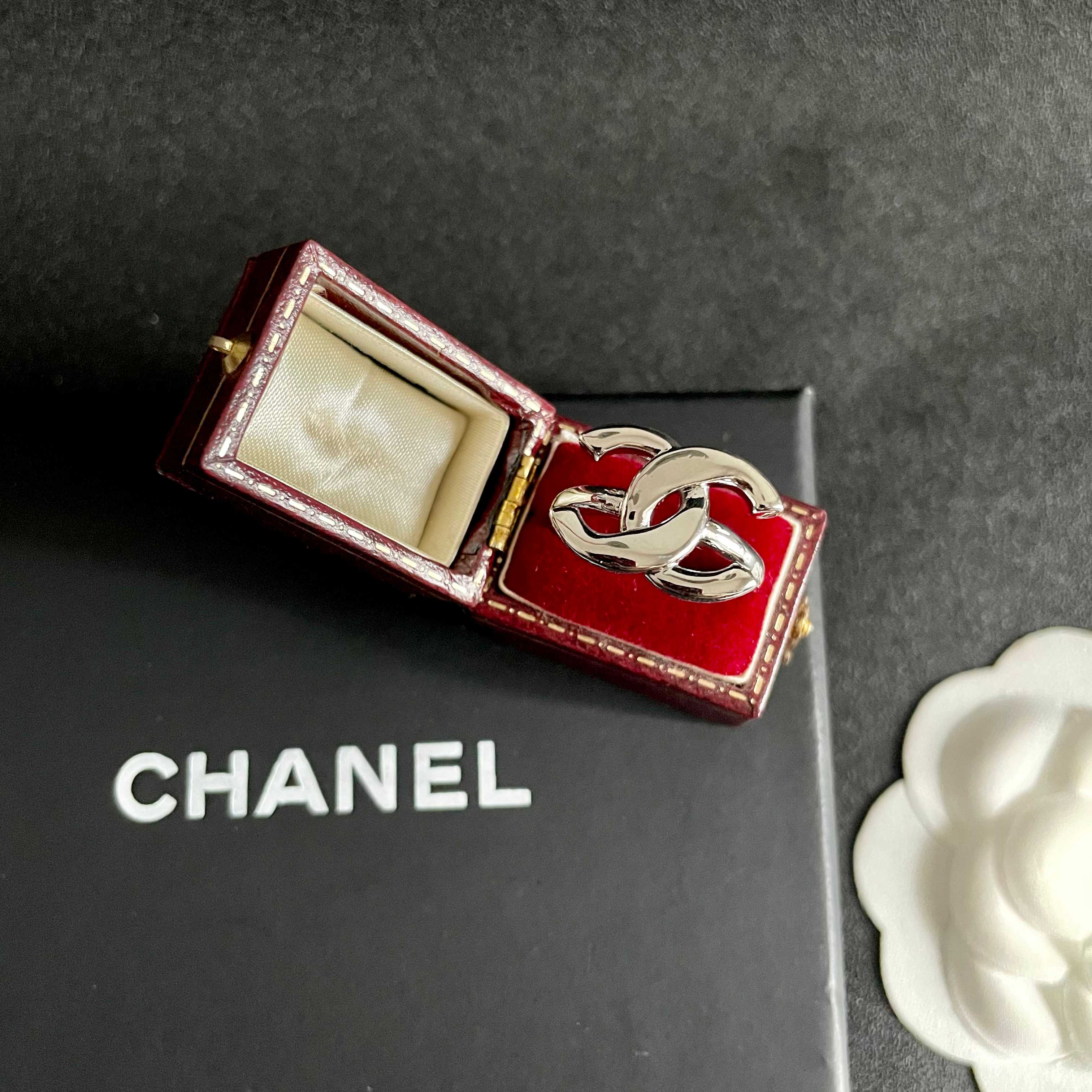 小香风Chanel字母双C造型  戒指！一戴就忍不住想夸的一款，简约的设计，超精致又显手白，简直爱了！又