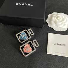 CHANEL🇫🇷小香 专柜新款珍珠香奈儿胸针,是最懂女人的饰物。那些倾注了全部心血去做自己的女人,往往更 CHANEL🇫🇷小香 专柜新款珍珠香奈儿胸针,是最懂女人的饰物。那些倾注了全部心血去做自己的女人,往往更