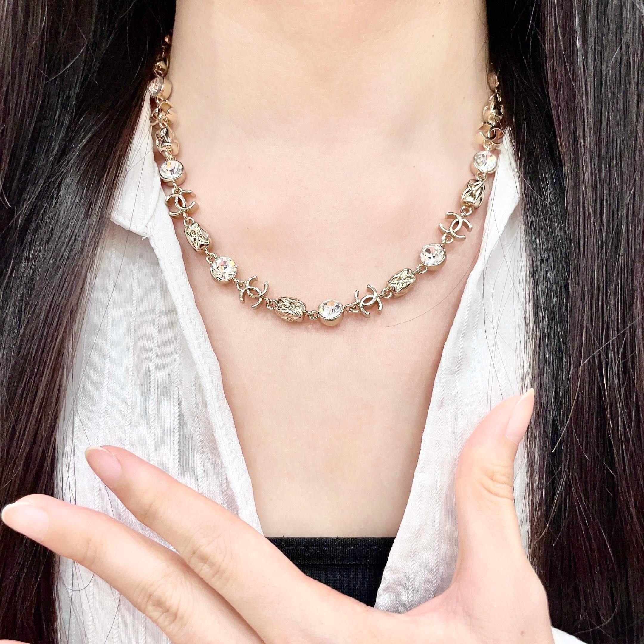 Chanel香奈儿 中古 字母项链👀小香家的款式真心无需多介绍😘🎶每一款都超好看，精致大方，非常显气质.