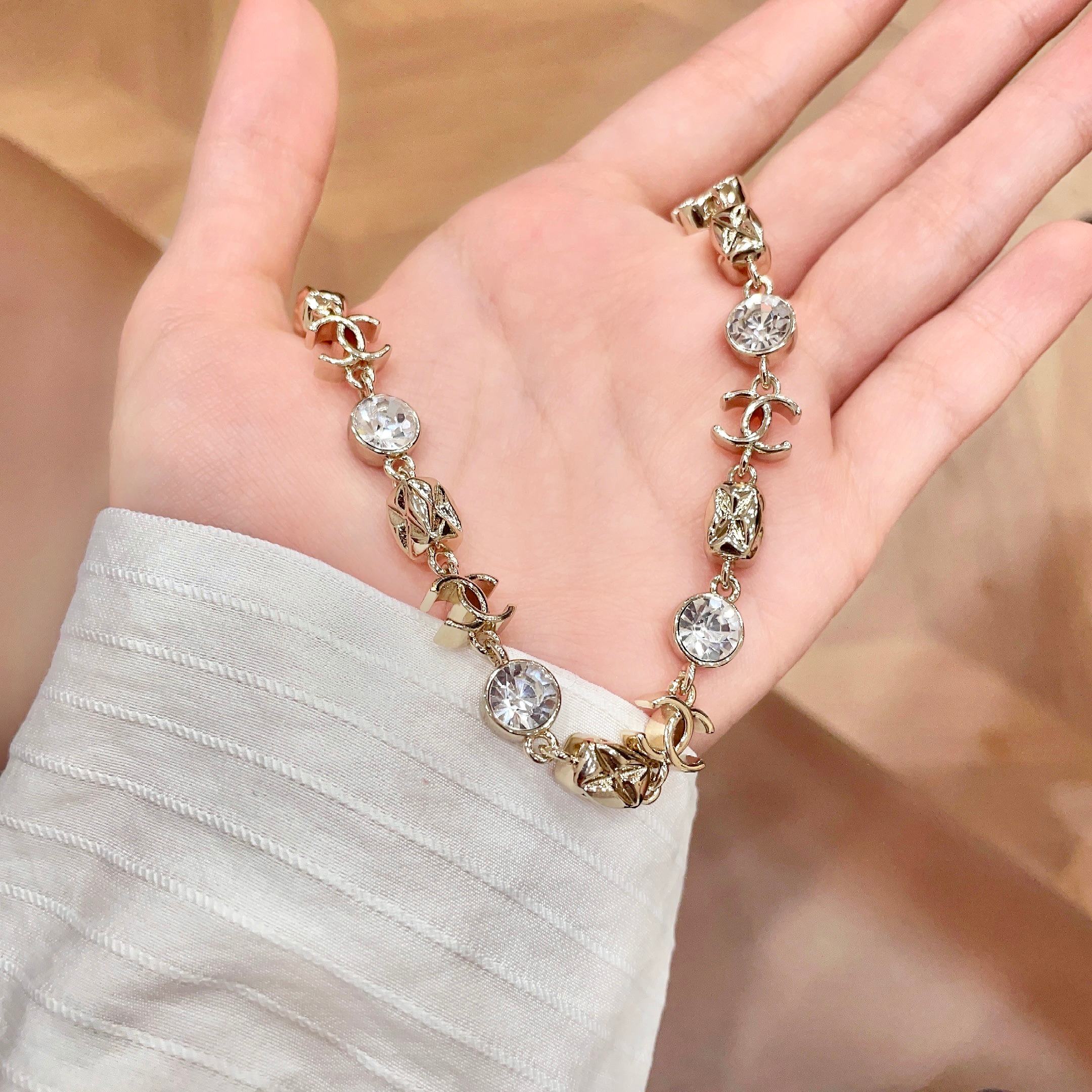 Chanel香奈儿 中古 字母项链👀小香家的款式真心无需多介绍😘🎶每一款都超好看，精致大方，非常显气质.