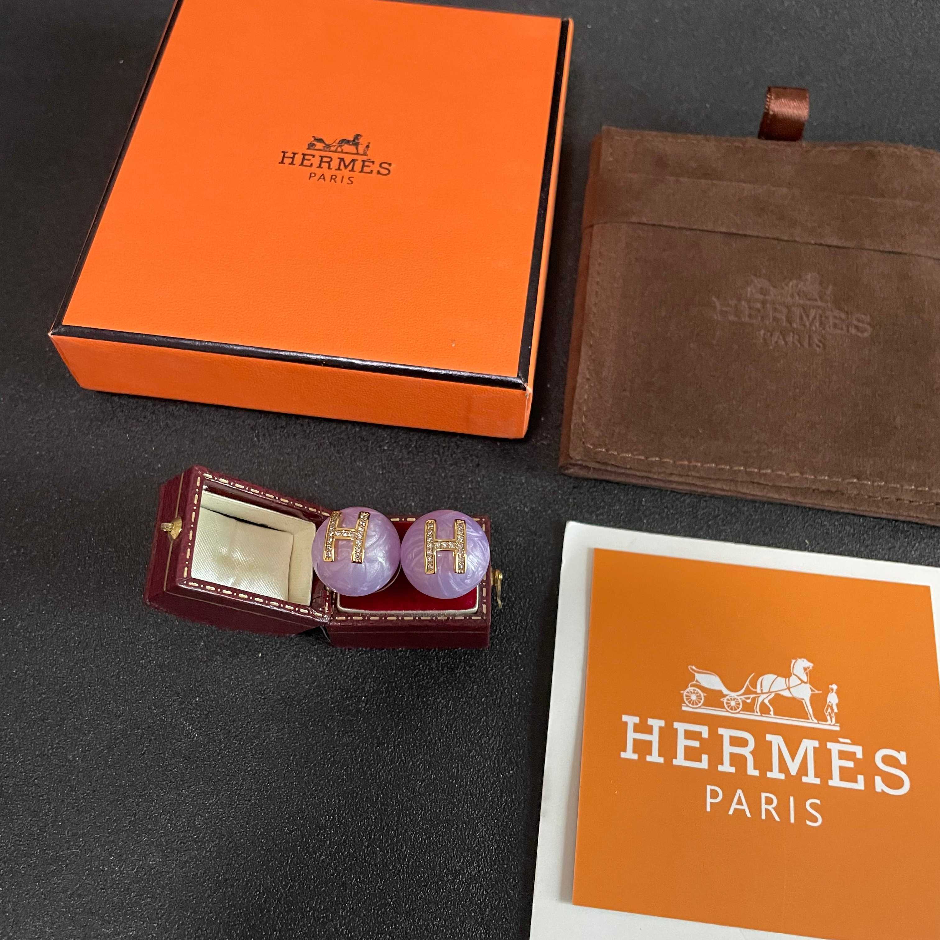 Orecchini Hermes H Logo Orecchini base in resina viola lavanda con logo H in metallo color oro incastonato con cristalli trasparenti diametro 1 2 cm
