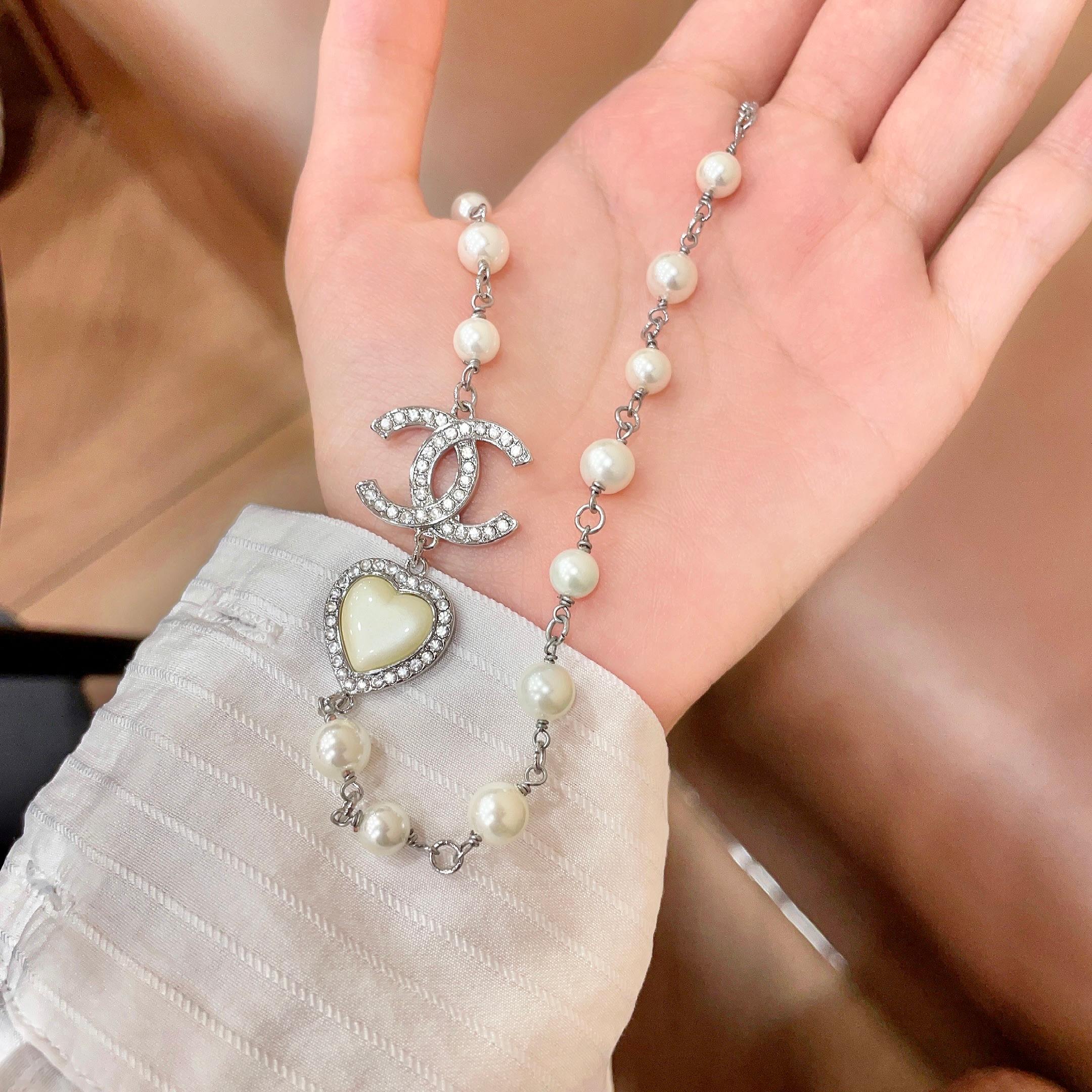 Chanel香奈儿 中古 字母项链👀小香家的款式真心无需多介绍😘🎶每一款都超好看，精致大方，非常显气质