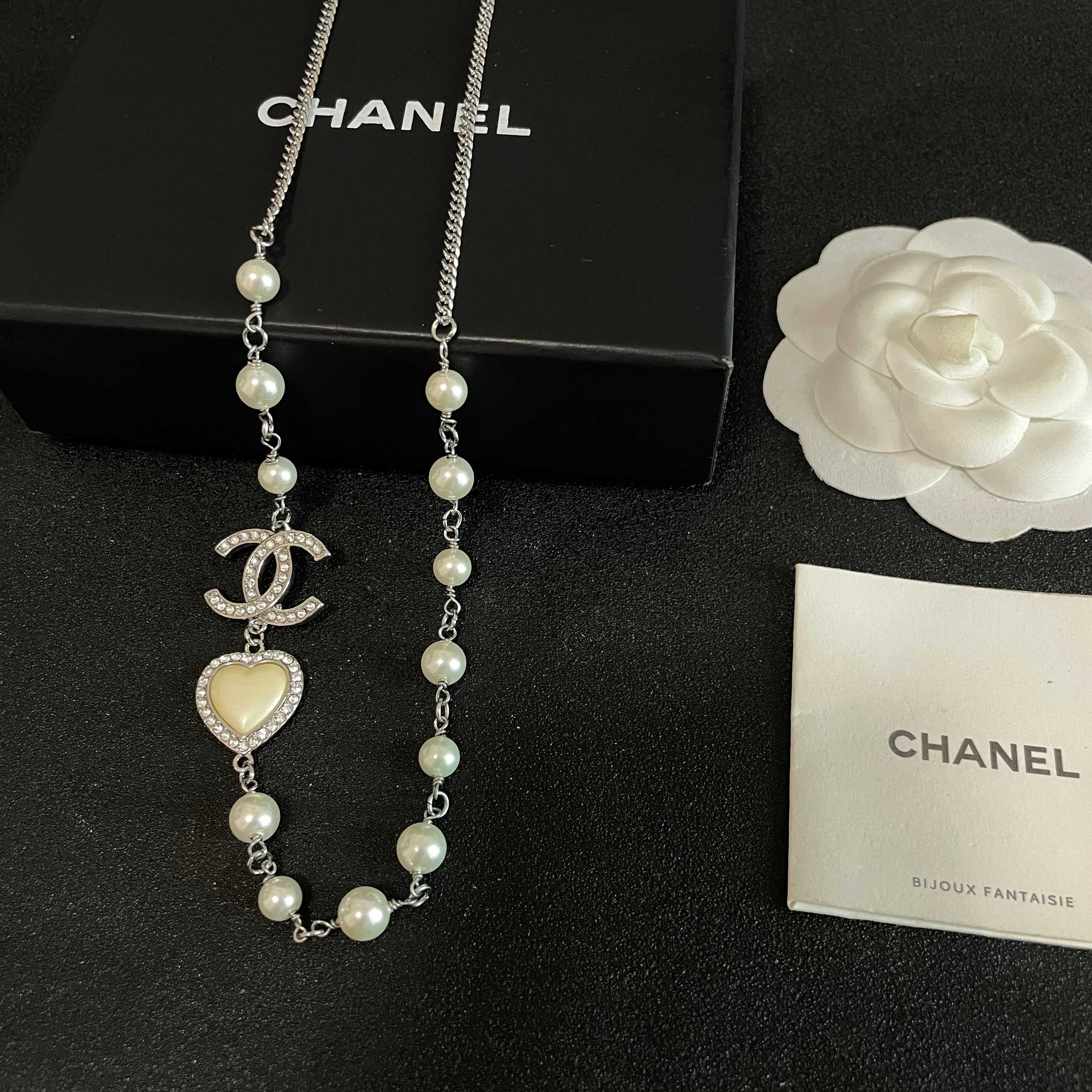 Chanel香奈儿 中古 字母项链👀小香家的款式真心无需多介绍😘🎶每一款都超好看，精致大方，非常显气质