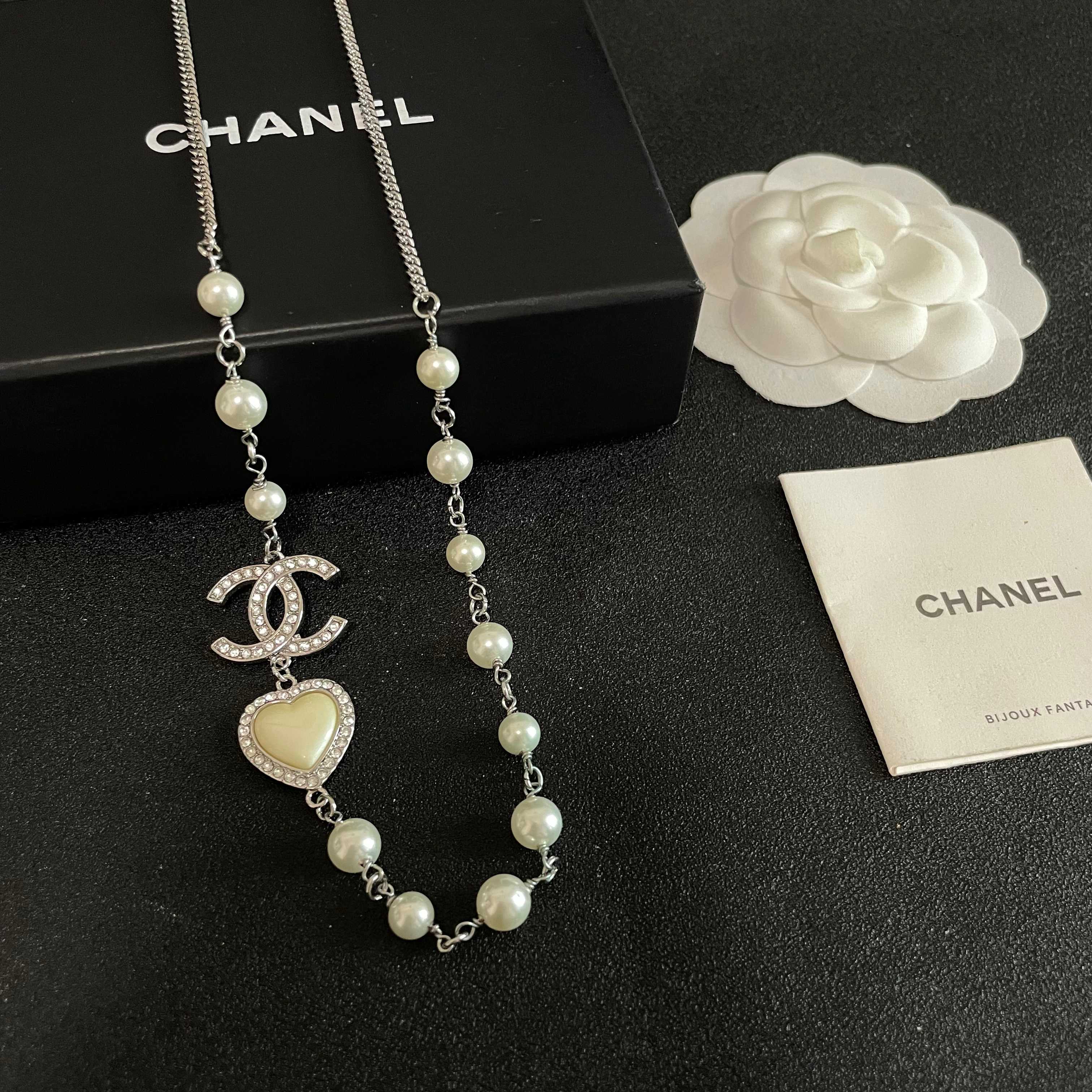 Chanel香奈儿 中古 字母项链👀小香家的款式真心无需多介绍😘🎶每一款都超好看，精致大方，非常显气质