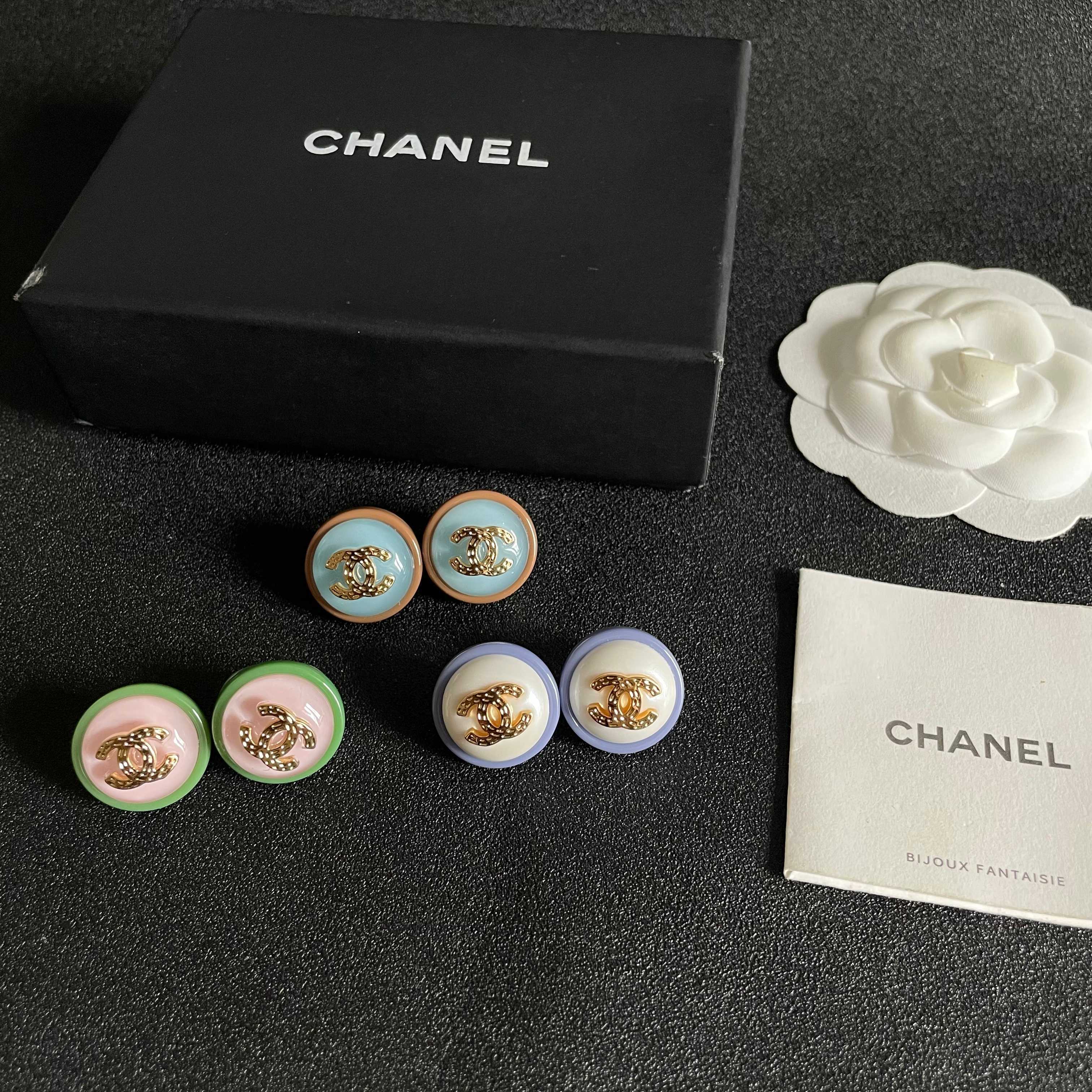 Orecchini a bottone in resina rotondi Chanel CC Logo Orecchini in metallo color oro con centro bianco crema e bordo in resina viola lavanda di 1,5 cm di diametro