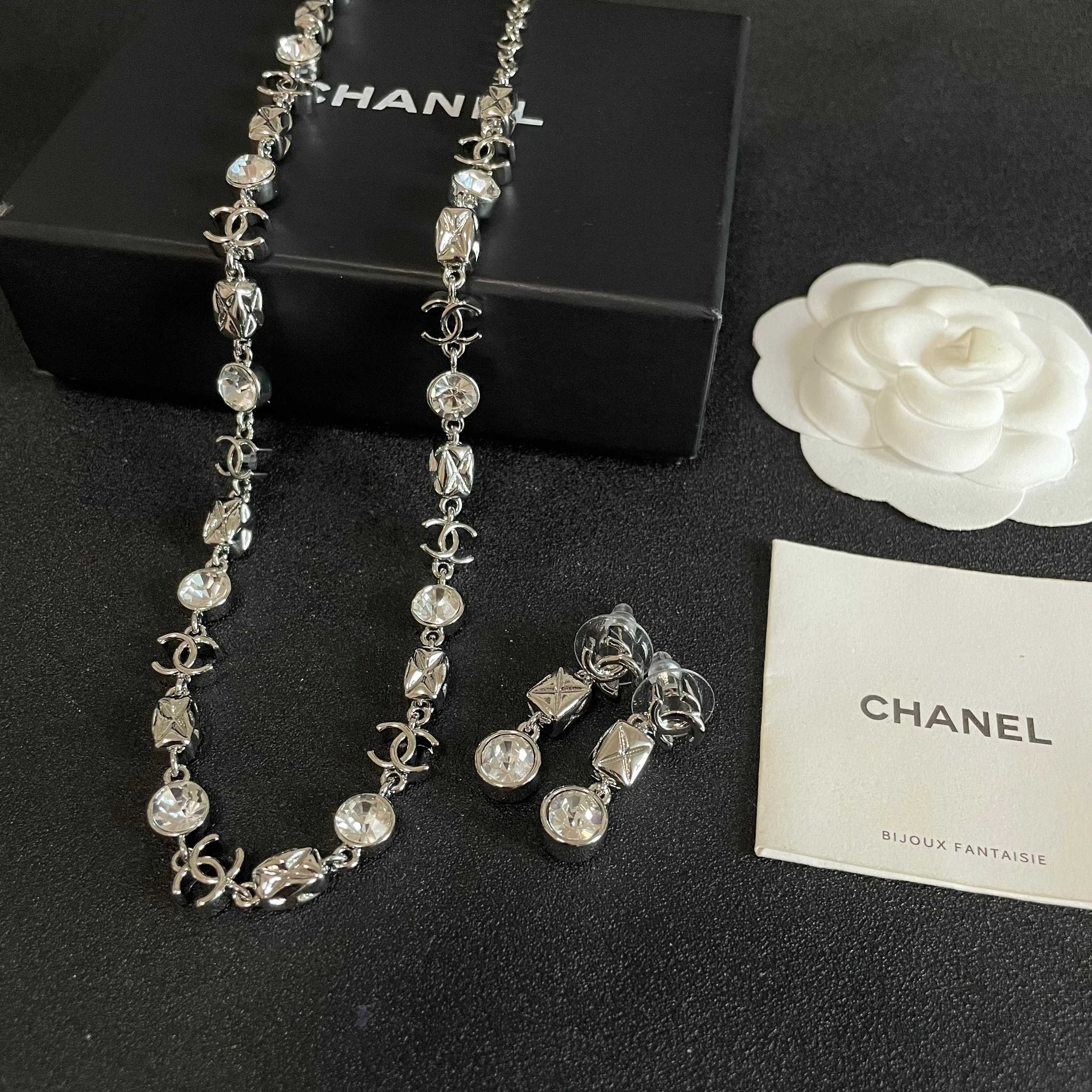 Chanel香奈儿 中古 字母项链👀小香家的款式真心无需多介绍😘🎶每一款都超好看，精致大方，非常显气质.