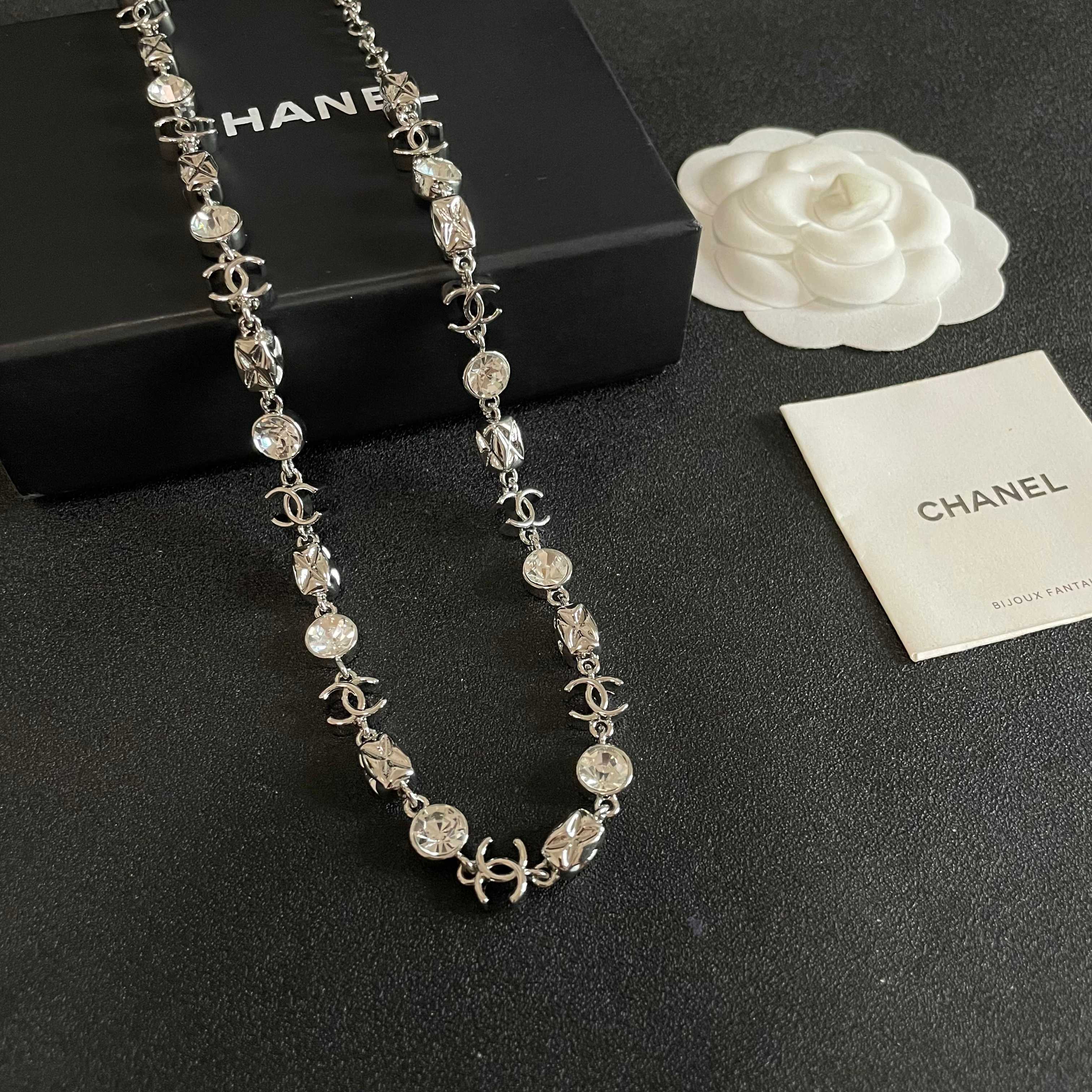 Chanel香奈儿 中古 字母项链👀小香家的款式真心无需多介绍😘🎶每一款都超好看，精致大方，非常显气质.