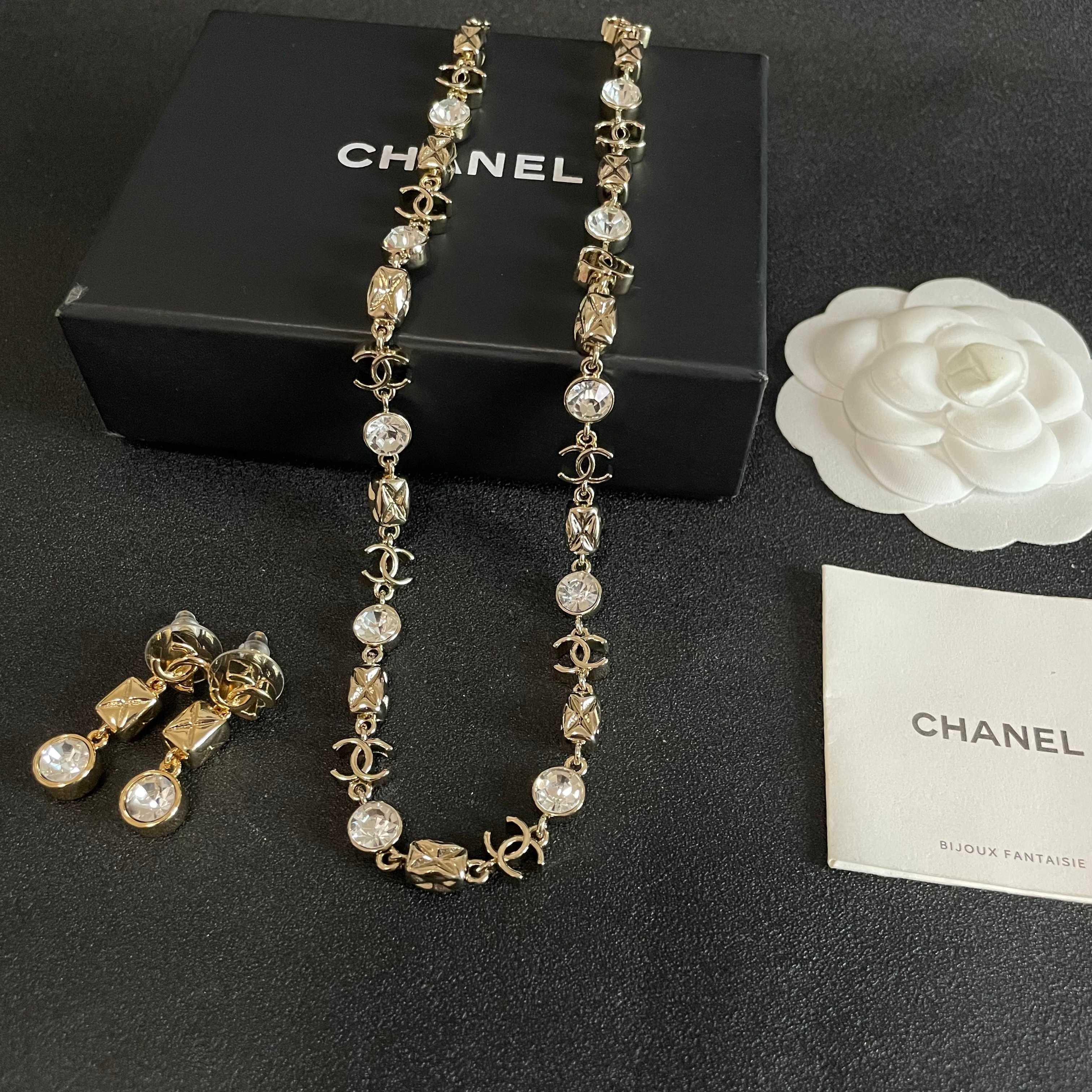 Chanel香奈儿 中古 字母项链👀小香家的款式真心无需多介绍😘🎶每一款都超好看，精致大方，非常显气质.