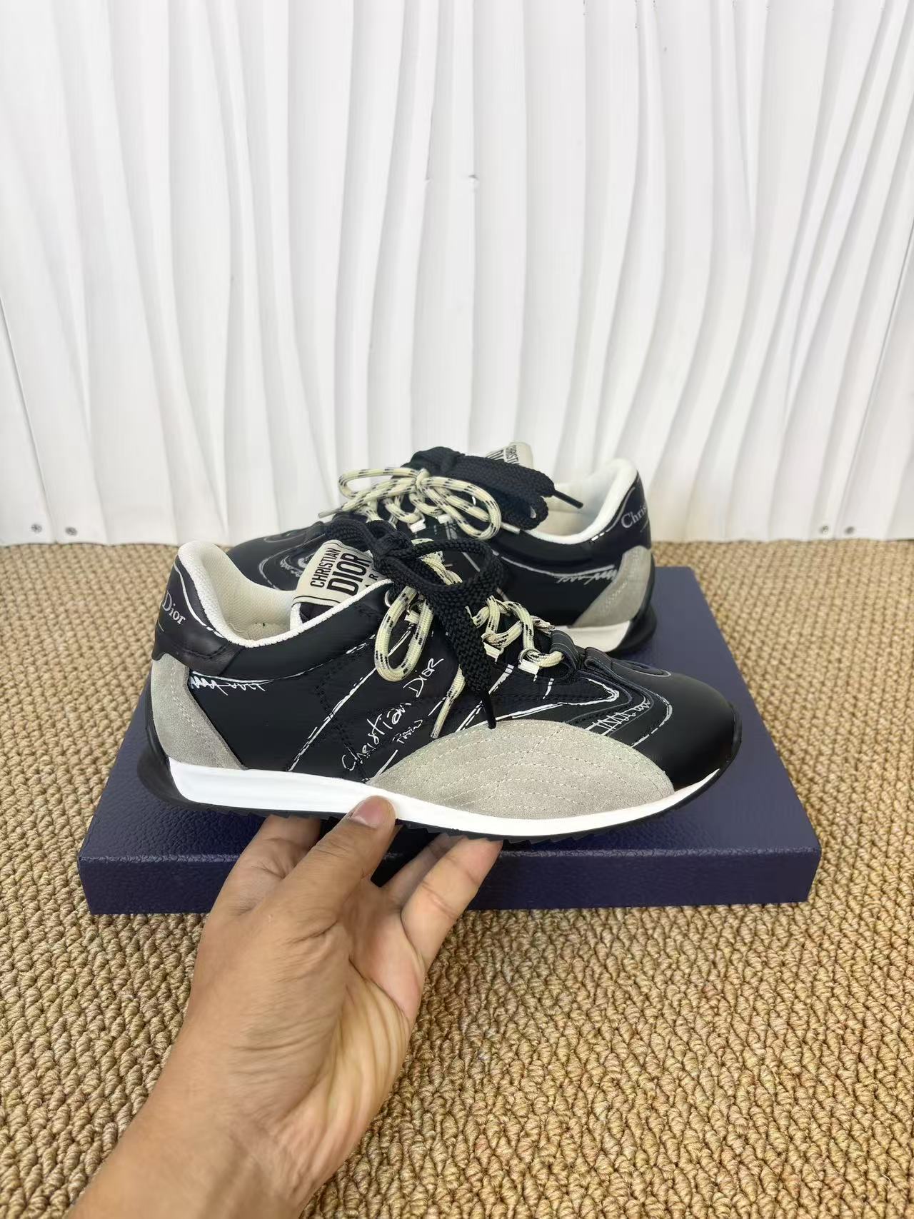 NO:236533,Women's 280 Dior couple's model, world first | 2025 DIOR sports aesthetics new chapter DIOR2025 new series of sports shoes are released in a shocking first, only limited in [release channel]. This pair of shoes integrates pioneer design and fashion attitude. The upper adopts cutting-edge 3D printing technology to break traditional boundaries. Each texture tells the futuristic fashion statement, and the details show the exquisite French elegance. The light two-color sole not only brings the ultimate comfortable wearing experience, but also has a distinct sense of layering, showing dynamic vitality and easily becomes the visual focus. Whether it is a trendy street or casual daily life, it can inject Dior's unique fashion gene into your shape and reshape the urban sports style. Fabric: Niujing with cowhide, original breathable mesh in the inner lining, original YPR glue bottom  Number of codes: 35-45 (46 codes are customized without return or exchange), dad shoes, dior, dior, sneakers, cowhide19860909女款 男款280 迪奥情侣款 全球首发 | 2025 DIOR运动美学新章  DIOR2025全新系列运动鞋震撼首发,仅在[发售渠道]限量呈现.  这双鞋将先锋设计与时尚态度融为一体.鞋面采用前沿3D打印工艺,打破传统界限,每一道纹理都诉说着未来主义的时尚宣言,细节之处,尽显法式优雅的精致底蕴.  轻盈双色鞋底,不仅带来极致舒适的穿着体验,更以鲜明的层次感,彰显动感活力,轻松成为视觉焦点.无论是街头潮搭,还是休闲日常,它都能为你的造型注入Dior独有的时尚基因,重塑都市运动风尚. 面料:牛京搭配牛皮 内里原版透气网面 鞋底原版YPR胶底 码数:35-45（46码订做不退不换）,老爹鞋,dior,dior,sneakers,cowhide,Women's Shoes