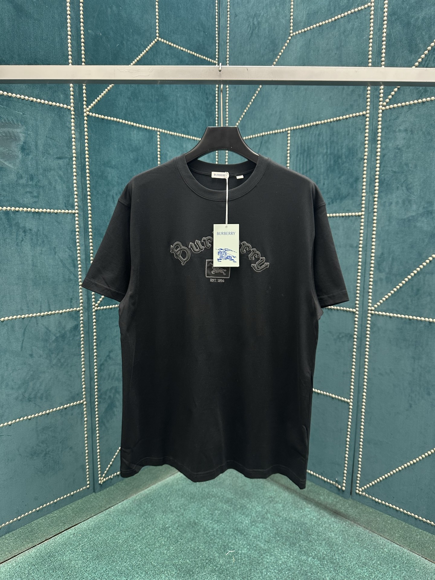 NO:493702,Burberry 25ss new T-shirt, made of flat cotton fabric, presents a casual style. Round neck style, embroidery craftsmanship, Equestrian Knight logo (EKD), incorporates brand collection logo design inspired by the 1940s. S.M.L.XL.,,burberry,alexander wang19860909巴宝莉 25ss新款T 恤衫,选用平织棉面料打造,呈现休闲版型.圆领款式,采用刺绣工艺塑就马术骑士徽标（EKD）,融入灵感源自 1940 年代的品牌典藏徽标设计. 码数S.M.L.XL.,,burberry,alexander wang,Men's clothing