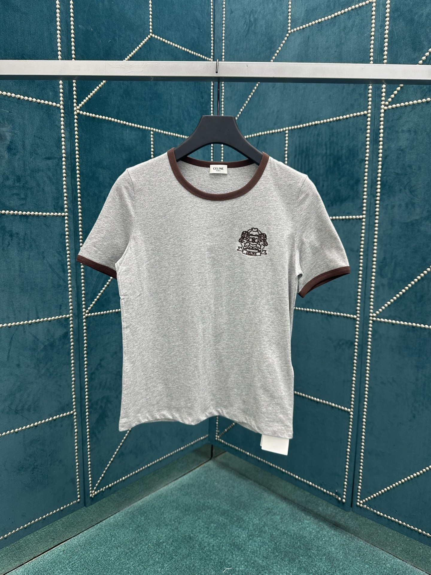 NO:493686,Celine 25ss new 70s style badge T-shirt, cotton CELINE badge embroidery, classic round neck short sleeves, contrasting ribbed trim, made in Portugal. S.M.L., celine, celine, T-shirt, tees, t-shirt, alexander wang19860909赛琳 25ss新款70年代风格徽章T恤,棉CELINE徽章刺绣,经典版型圆领短袖,撞色罗纹饰边,葡萄牙制造 码数S.M.L.,,celine,celine,T-shirt,tees，t-shirt,alexander wang,Men's clothing