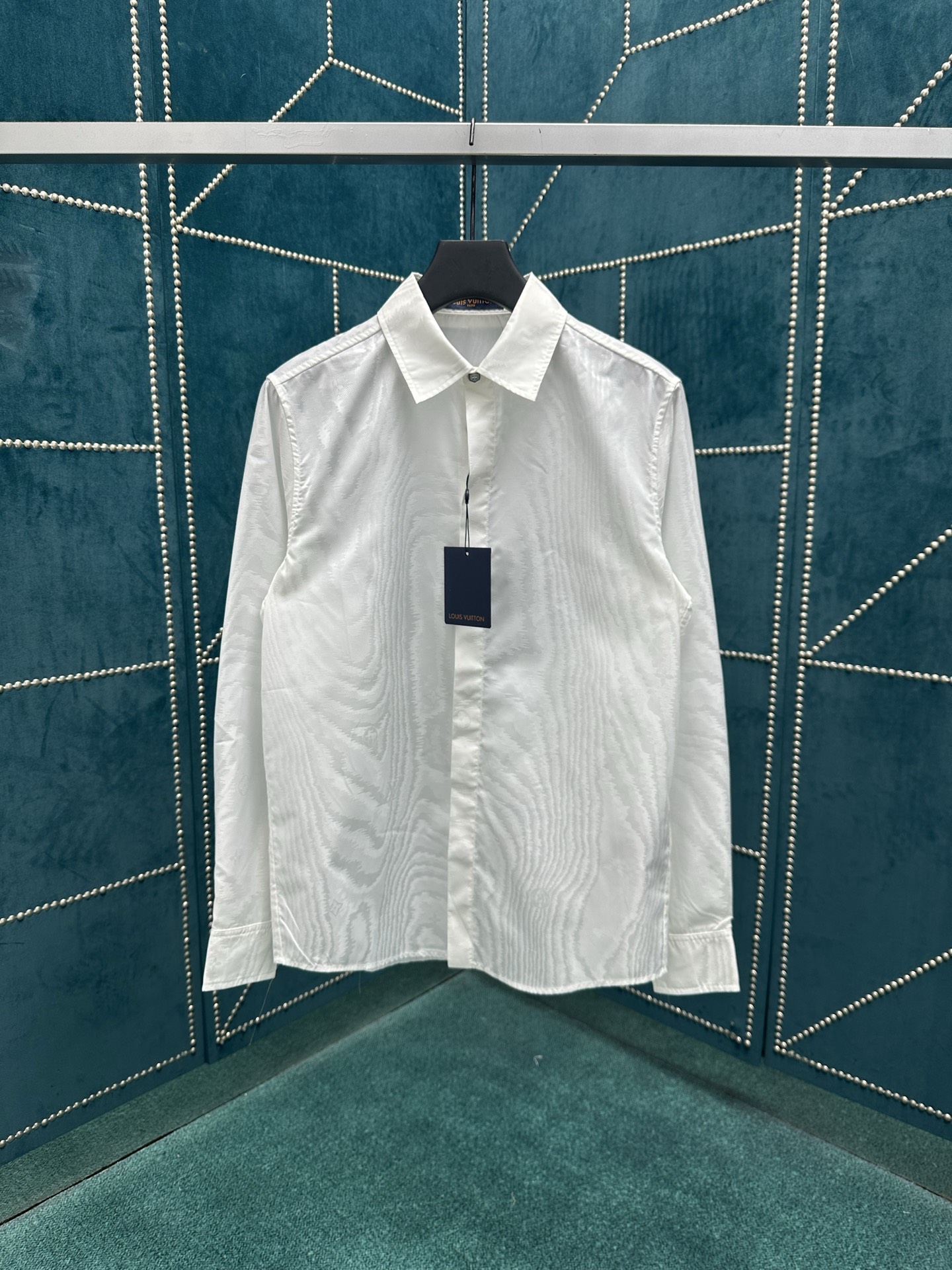 NO:488537,Donkey 25ss new cotton-blend long-sleeved shirt with a simple Mini Monogram waffle jacquard presents a delicate texture, and then uses pearlescent buttons to illuminate the classic silhouette, which can inject a delicate style into the seasonal shape. S.M.L.XL.,,louis vuitton,louis vuitton,shirts,alexander wang19860909驴家25ss新款棉质混纺长袖衬衫以素净 Mini Monogram 华夫格提花呈现细腻肌理,再借珠光纽扣点亮经典廓形,可为当季造型注入考究格调. 码数S.M.L.XL.,,louis vuitton,louis vuitton,shirts,alexander wang,Men's clothing