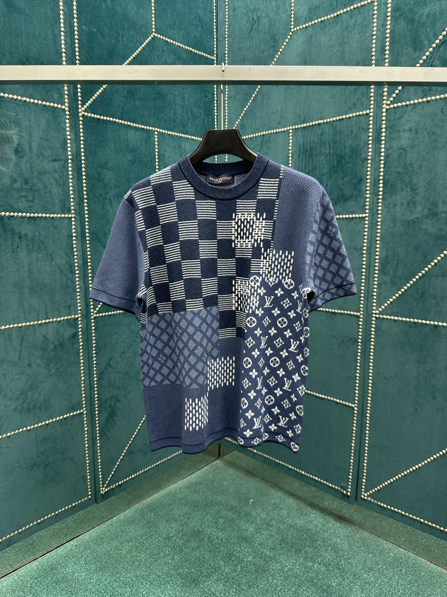 NO:491091,The new cotton short-sleeved round neck shirt of the Donkey House 25ss comes from the 2025 autumn and winter series. It combines Damier and Monogram patterns with complex inlay splicing technology to trace the inspiration of Louis Vuitton collection elements in soft tones. There are also options for the same shorts. Size S.M.L.XL.,,louis vuitton,louis vuitton,louis vuitton,shorts,T-shirt,alexander wang19860909驴家 25ss新款棉质短袖圆领衫出自 2025 秋冬系列,以繁复嵌花拼接工艺融汇 Damier 和 Monogram 图案,在柔和色调中追溯路易威登典藏元素的灵感启发.另有同款短裤可选. 码数S.M.L.XL.,,louis vuitton,louis vuitton,louis vuitton,shorts,T-shirt,alexander wang,Men's clothing