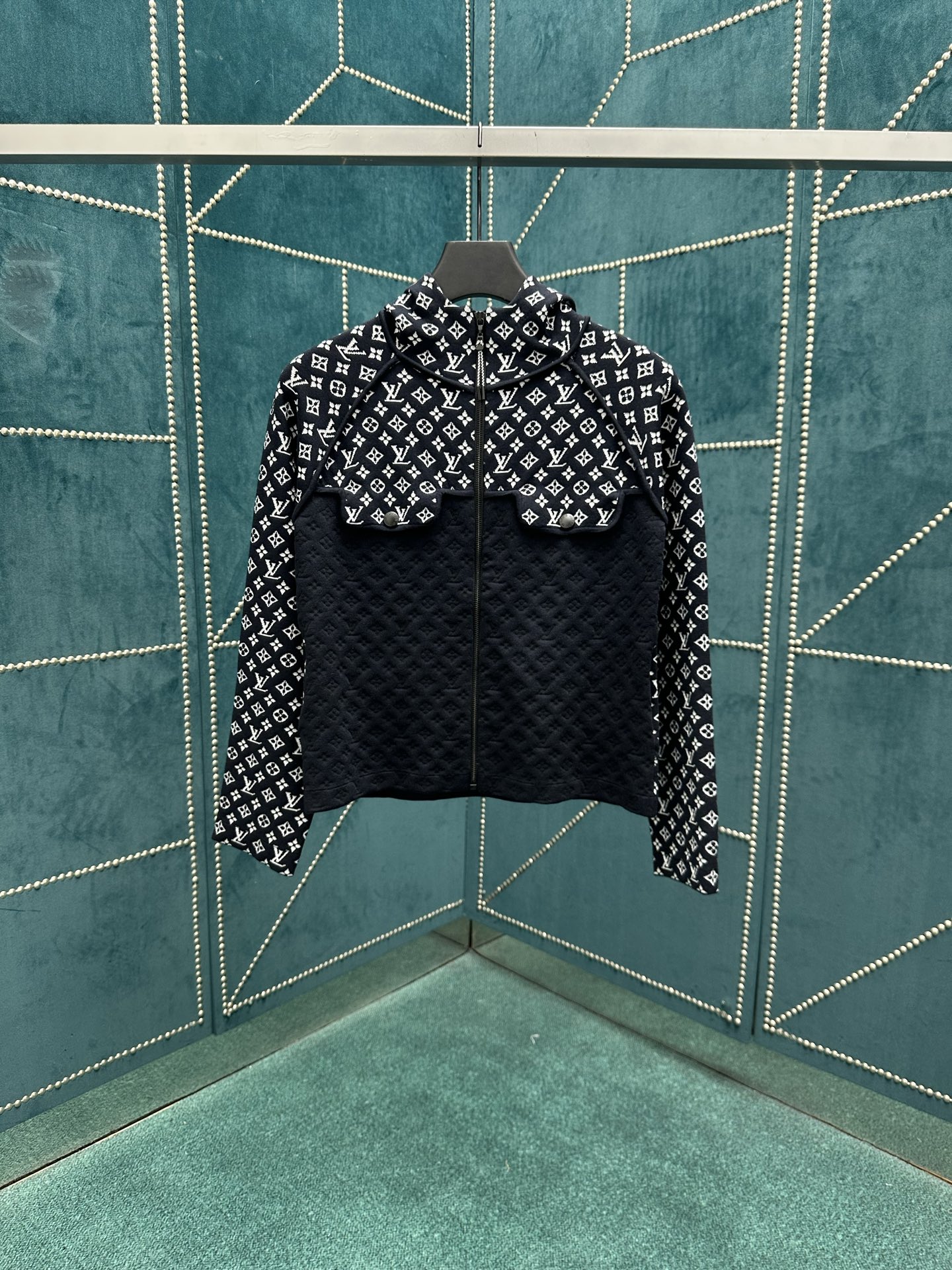 NO:491131,Donkey 25ss new hoodie is made of Monogram jacquard knitted, which incorporates the brand logo for the hood, sleeves and chest, and contrasts the texture with the body. The chest pocket and deep edges have rich layered appearance, and the bright zipper perfects the sports style. S.M.L.,,louis vuitton,louis vuitton,hats,alexander wang19860909驴家 25ss新款连帽衫取材 Monogram 提花针织,为兜帽、衣袖和胸前融入品牌标识,与衣身碰撞肌理反差.胸袋与深邃镶边丰富层次观感,明拉链完善运动风范. 码数S.M.L.,,louis vuitton,louis vuitton,hats,alexander wang,Men's clothing