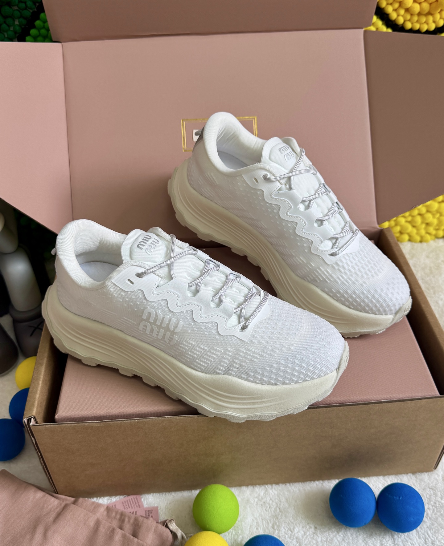 NO:443537,Top version Miu Miu 25ss latest American couple style dad shoes sports shoes, sports shoes, popular sports shoes, a must-have for fashion, high-end, easy to match with, very comfortable to buy, the latest catwalk sports dad shoes, a style that domestic and foreign bloggers, Xiaohongshu grass planting, original woven fabric surface, mixed-bred sheepskin original private model outsole, size 35~40, casual shoes/sports shoes, miumiu, sneakers, sheepskin19860909顶级版本 Miu Miu 缪缪25ss 最新款美式 情侣款 老爹鞋 运动鞋 颜值担当火爆款运动鞋 不得不入的一款～时尚,高级 随意搭配上脚非常舒适,年度必入款 最新走秀款运动老爹鞋国内外博主刷爆的一款,小红书种草 原版织布面 内里混种羊皮里 原版私模大底 码数35～40,休闲鞋/运动鞋,miumiu,sneakers,sheepskin,Women's Shoes