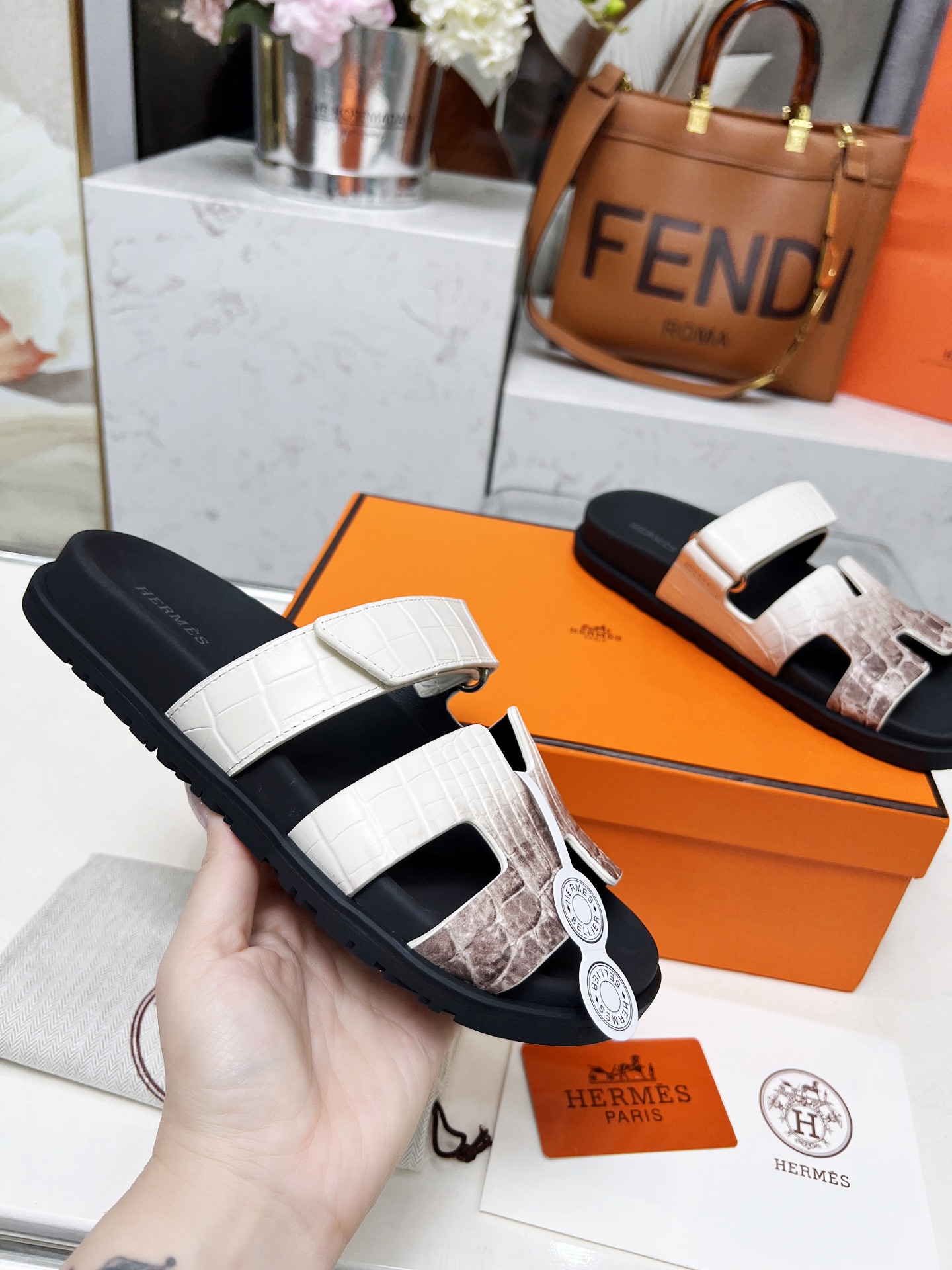 NO:279963,Hermes chypre second uncle shoes H-type Velcro flat sandals slippers!  (Top version) Imported top layer silk cowhide/palm cowhide/goat skin, footbed mixed-bred sheepskin, original mold open sole Women's size 35-39 (40 41 42 43 can be customized without return or replacement) Men's size 39-44 (45 46 can be customized without return or exchange), hermes, hermes, sandals, slippers, cowhide, sheepskin19860909实价Hermes爱马仕chypre二舅鞋H型魔术贴平底凉鞋拖鞋！（顶级版本）  鞋面进口头层丝绸牛皮/手掌纹牛皮/山羊皮,垫脚混种羊皮,原版开模大底 女码35-39（40 41 42 43可定制不退不换） 男码39-44（45 46可定制不退换）,,hermes,hermes,sandals,slippers,cowhide,sheepskin,Men's shoes