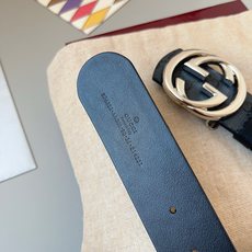 每一季,品牌典藏设计中的标志性元素都会吐故纳新,为经典注入新意。这款皮革腰带。圆形互扣式双G配件赋予这款 每一季,品牌典藏设计中的标志性元素都会吐故纳新,为经典注入新意。这款皮革腰带。圆形互扣式双G配件赋予这款