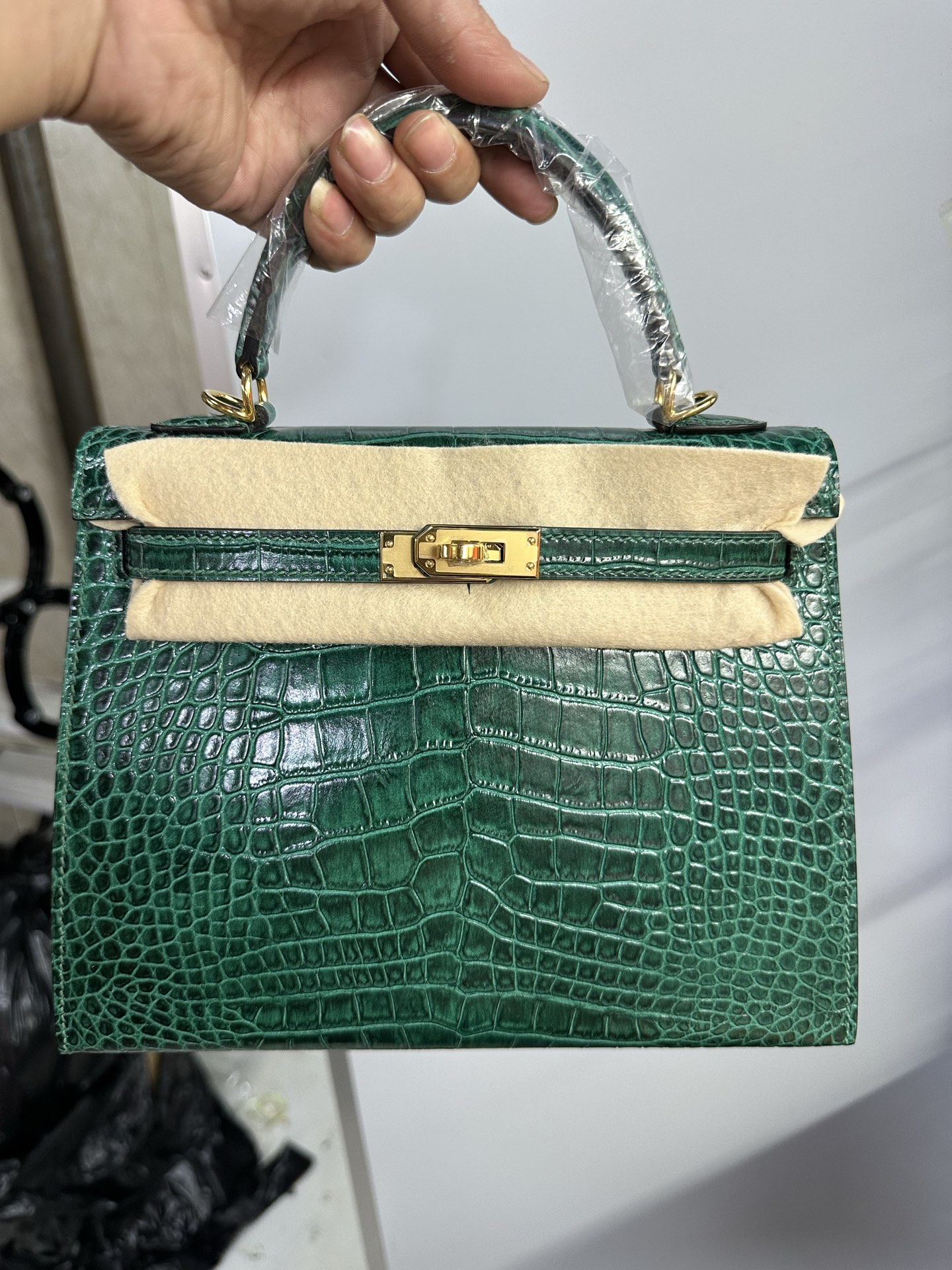 Precio especial 🧧 Kelly 25 en verde pavo real, hebilla dorada, textura cocodrilo, hilo de cera hecho a mano, solo una …