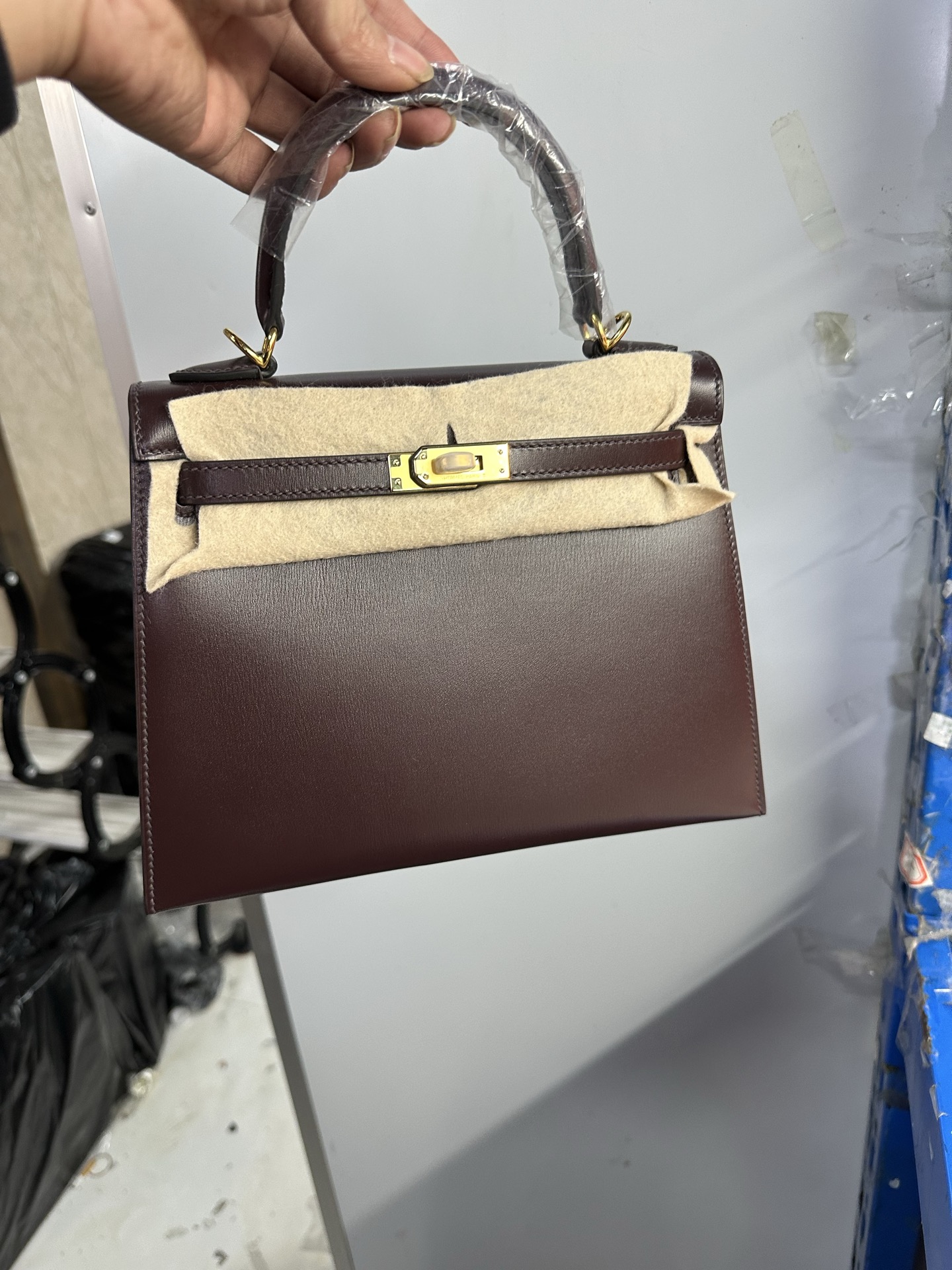 Precio especial 🧧 Kelly 25 en cuero box color vino, hebilla dorada